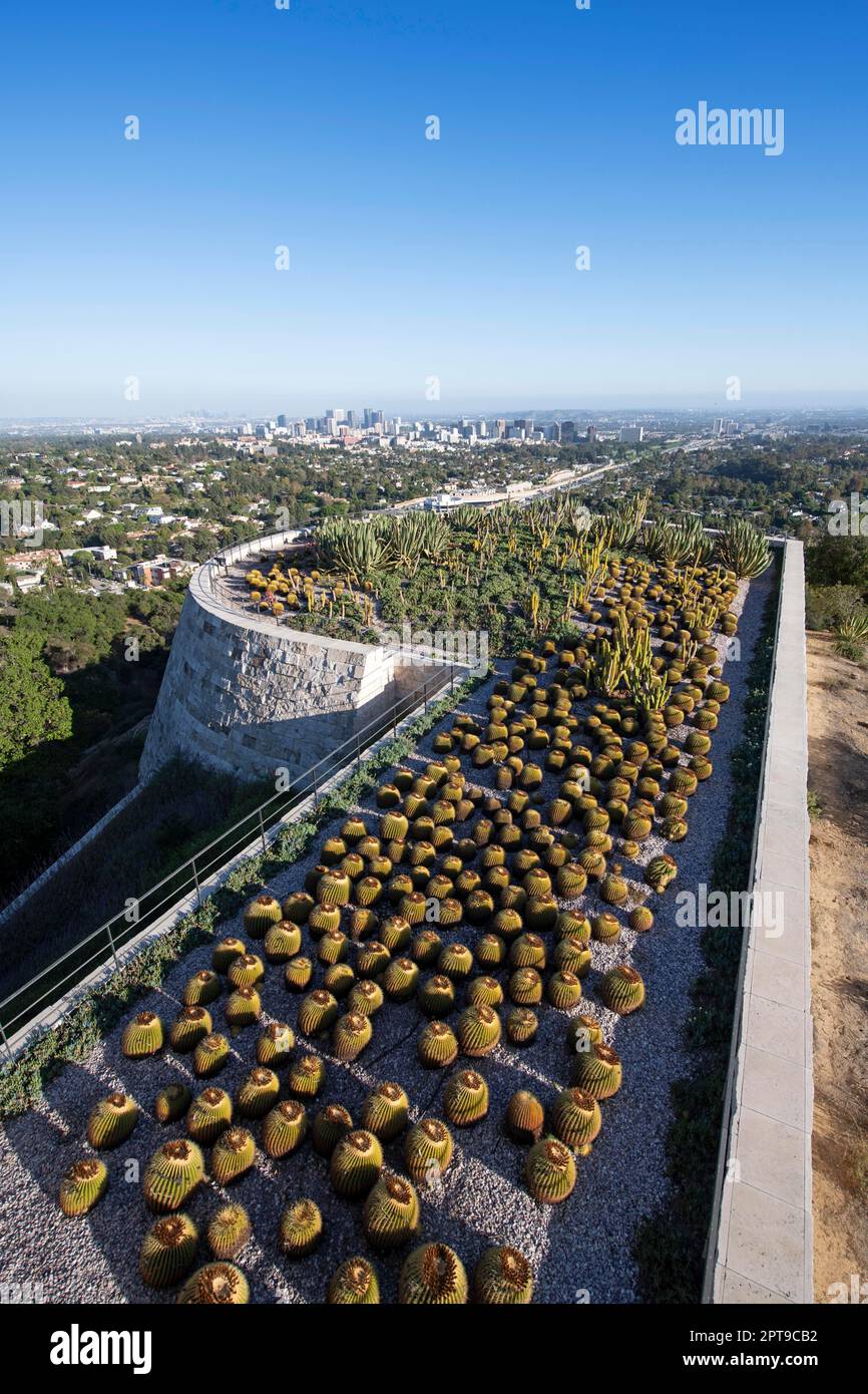 Blick über den Kaktusgarten bis ins Stadtzentrum, Getty Center, J. Paul Getty Museum, Brentwood, Los Angeles, Kalifornien, USA Stockfoto
