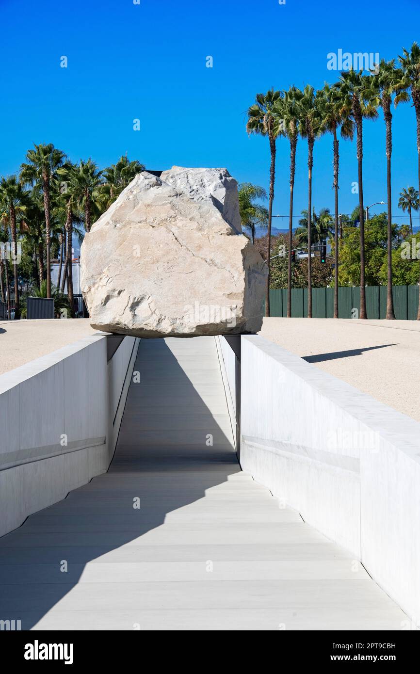 Schwebende Messe, Skulptur von Michael Heizer, Los Angeles County Museum of Art, LACMA, Los Angeles, Kalifornien, USA Stockfoto