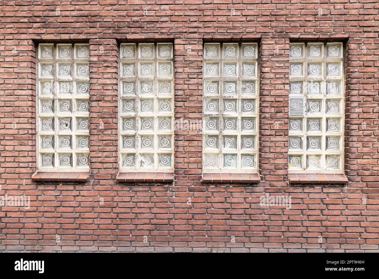 Europa, Niederlande, Utrecht, Maarssen. Glasblockfenster in einem Ziegelgebäude. Stockfoto