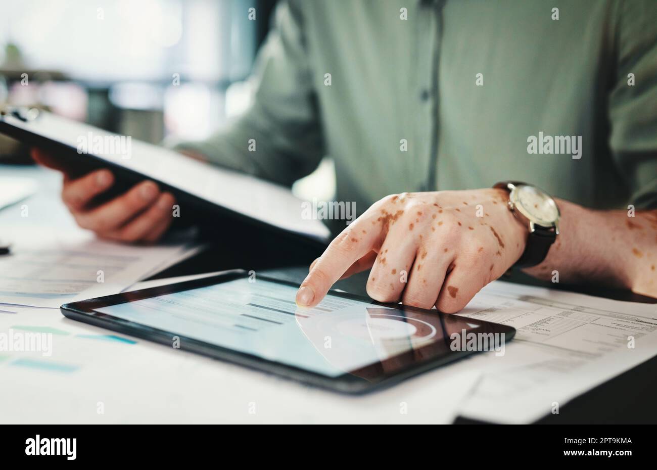 Eine ganze Geschäftswelt in greifbarer Nähe. Ein unerkannter Geschäftsmann, der ein digitales Tablet in einem Büro verwendet Stockfoto