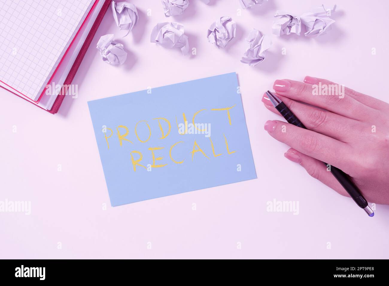 Schreiben mit Text Produktrückruf, Anforderung eines konzeptionellen Fotos zur Rückgabe möglicher Produktprobleme an den Markt Stockfoto