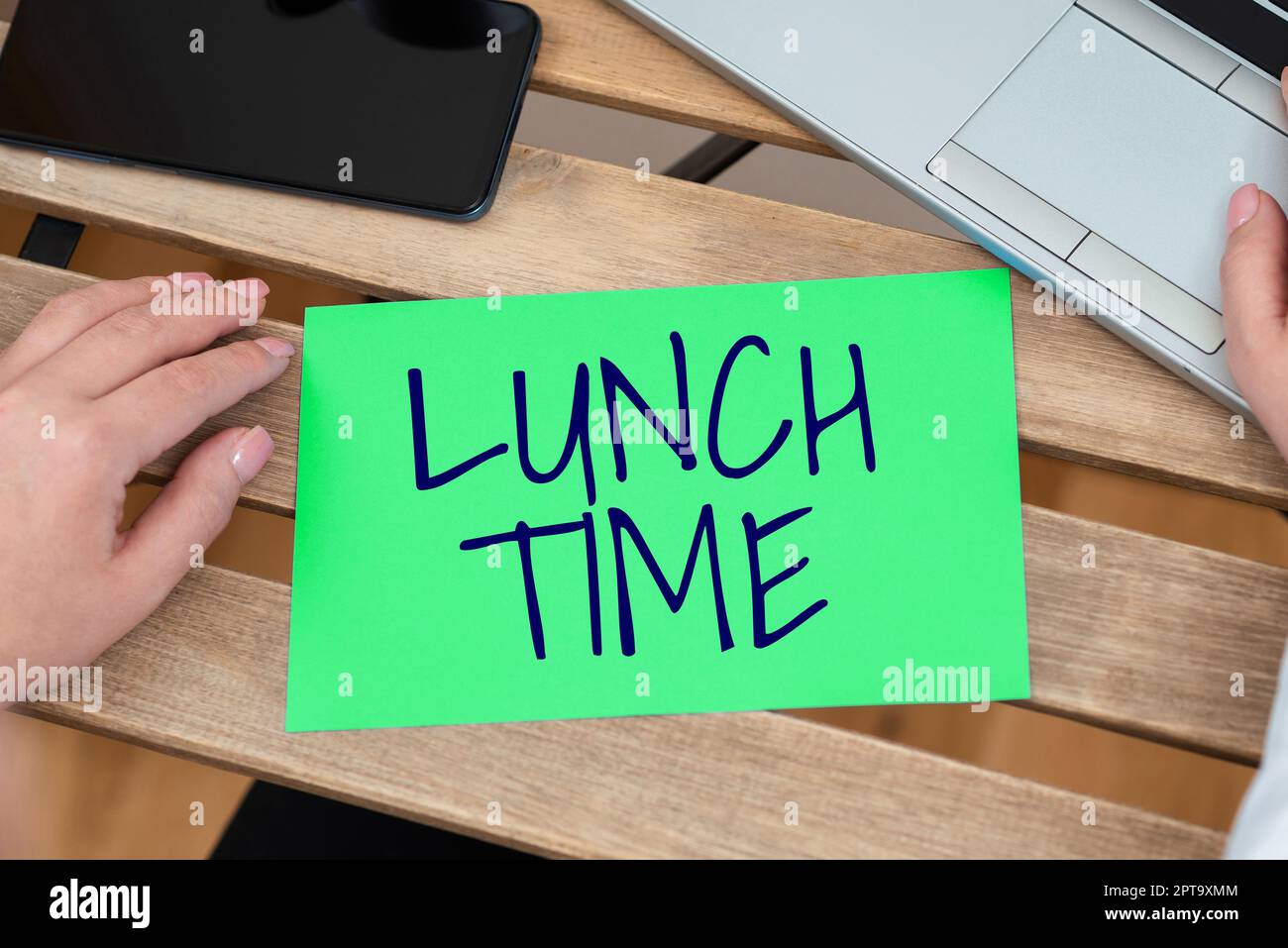 Handschriftliches Schild „Lunch Time“, „Word for Meal“ in der Mitte des Tages nach dem Frühstück und vor dem Abendessen Stockfoto