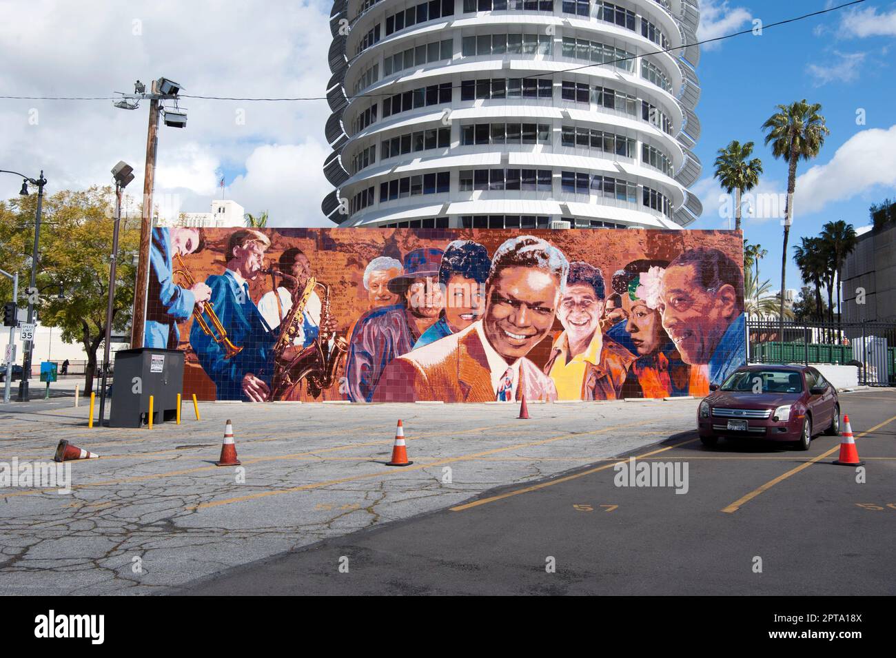 Das Capitol Records Gebäude mit einem Wandgemälde von Jazz-Größen wie Nat King Cole, Miles Davis und anderen in Hollywood, CA Stockfoto