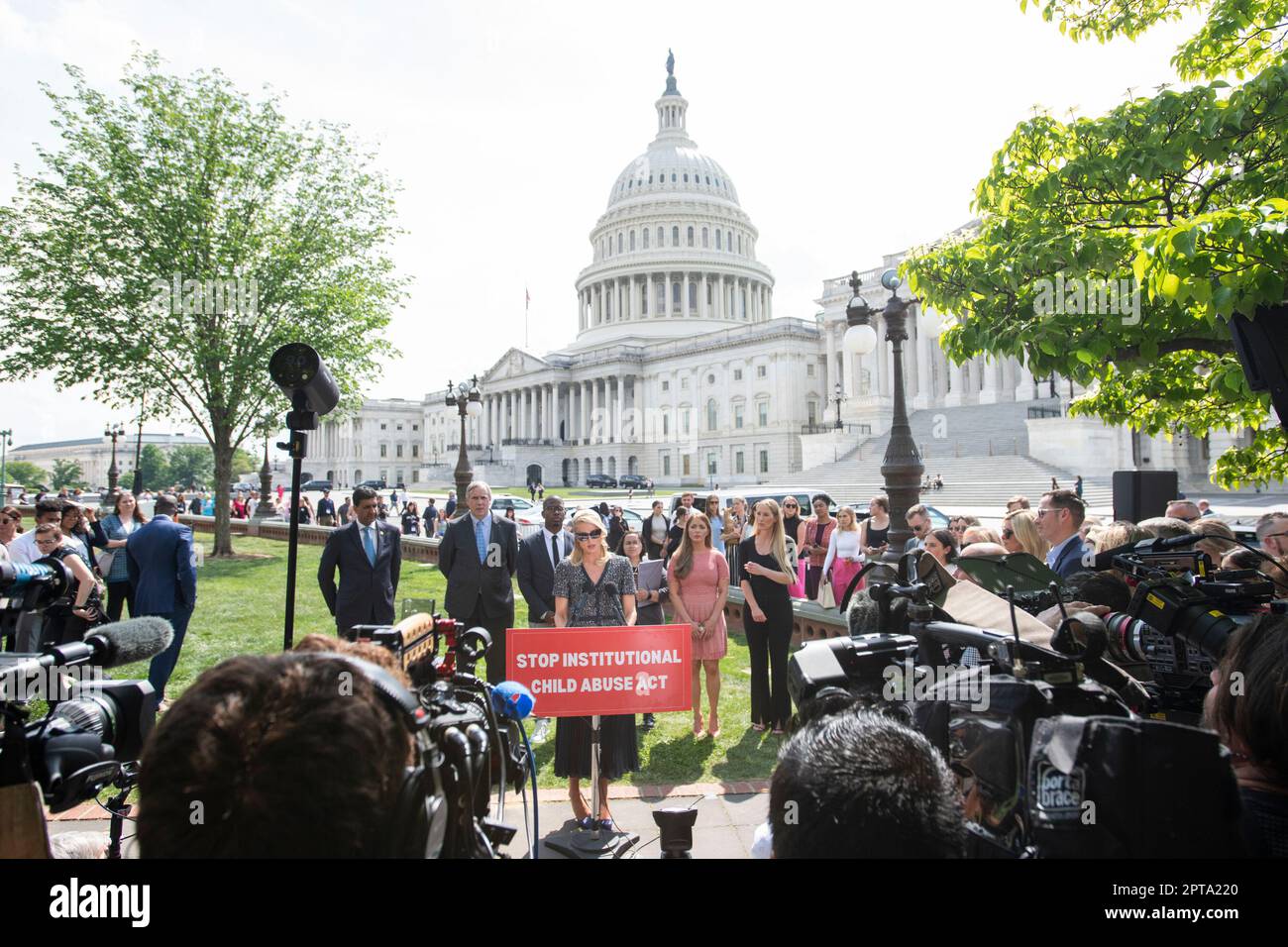 Vor dem Hintergrund des US Capitol bietet Paris Hilton Kommentare zum Stop Institutional Child Abuse Act im US Capitol in Washington, DC, Donnerstag, 27. April, 2023. Kredit: Rod Lamkey/CNP Stockfoto