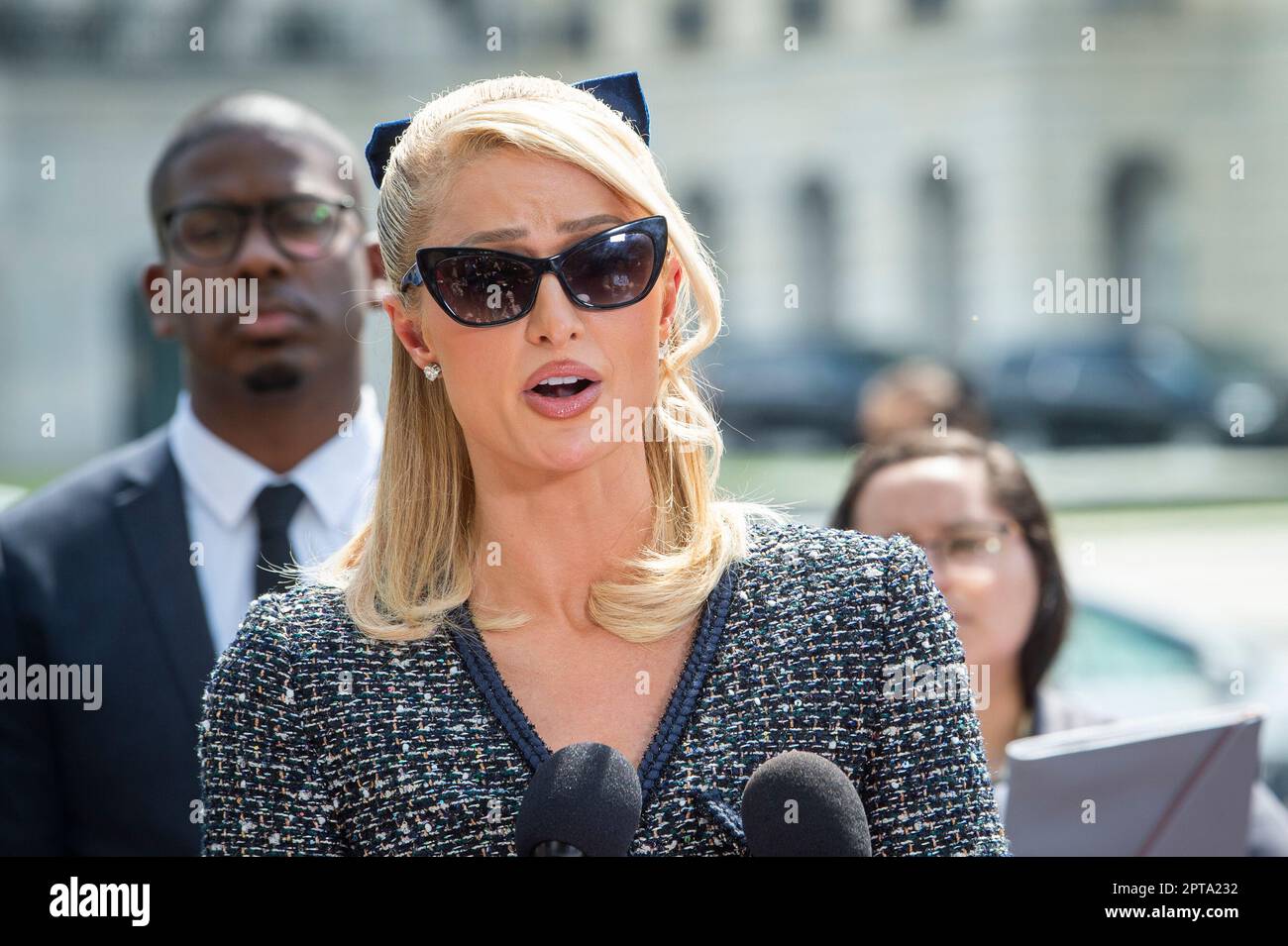 Vor dem Hintergrund des US Capitol bietet Paris Hilton Kommentare zum Stop Institutional Child Abuse Act im US Capitol in Washington, DC, Donnerstag, 27. April, 2023. Kredit: Rod Lamkey/CNP Stockfoto