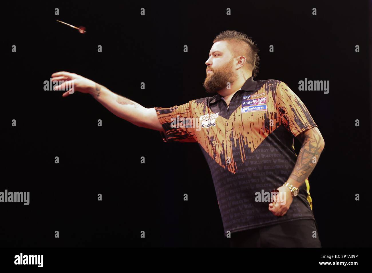 First Direct Arena Leeds, West Yorkshire, Großbritannien. 27. April 2023. Michael Smith während seines Spiels gegen Gerwyn Price während des Cazoo Premier League Darts Night 13 Final 2023 in der ersten Direct Arena in Leeds. Kredit: Touchlinepics/Alamy Live News Stockfoto