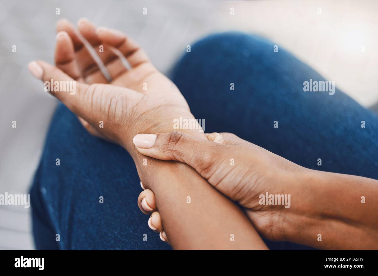 Hände, Armverletzungen oder Schmerzen einer schwarzen Frau nach harter Arbeit im Haus oder in der Wohnung. Hand, Gesundheit und Wellness von afrikanisch weiblich verletzten Handgelenk nach Stockfoto