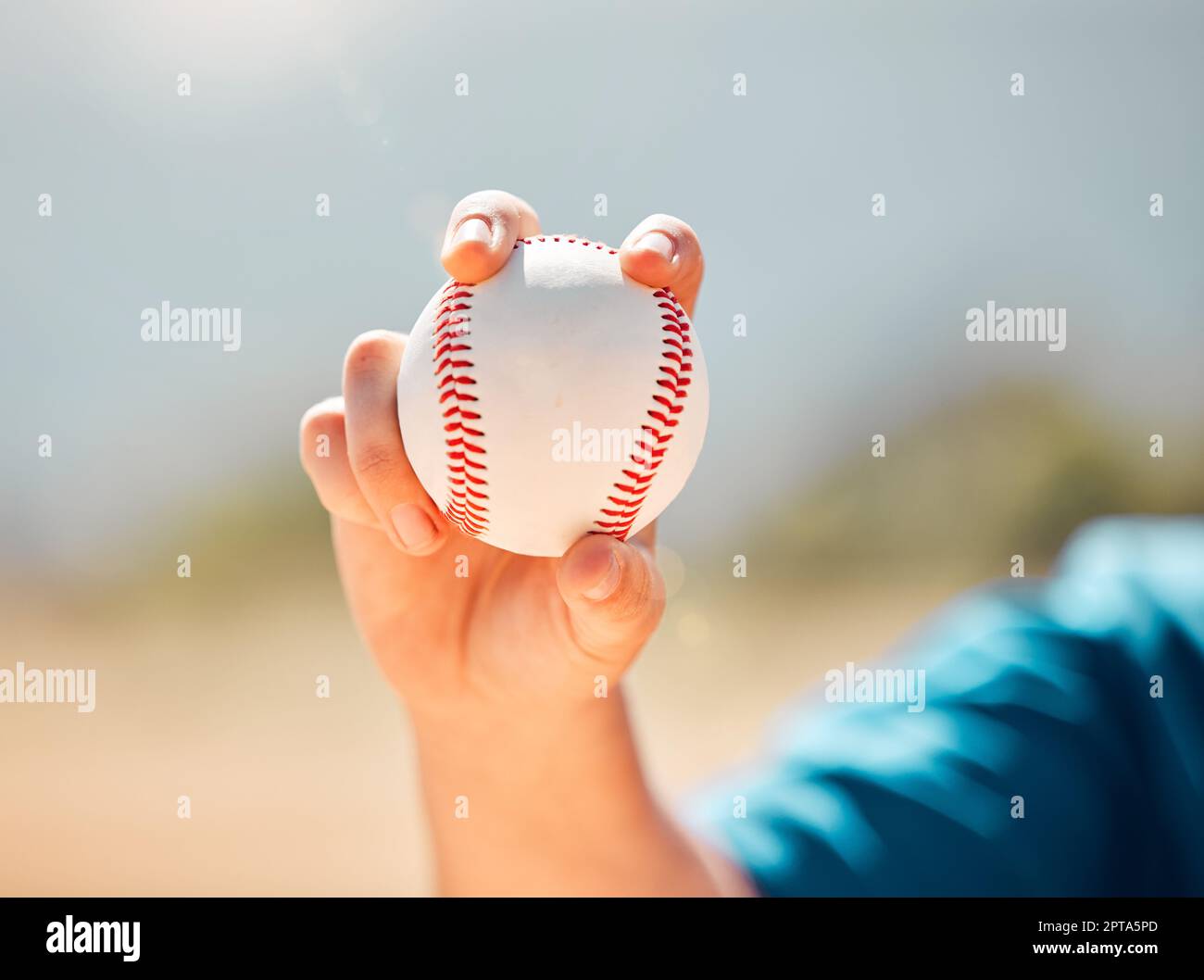 Fitness-, Sport- und Baseballtraining eines Kindes übt seine Pitcher-Fähigkeiten auf einem Baseballfeld im Freien. Bewegung, Motivation und Kraft mit dem jungen b Stockfoto