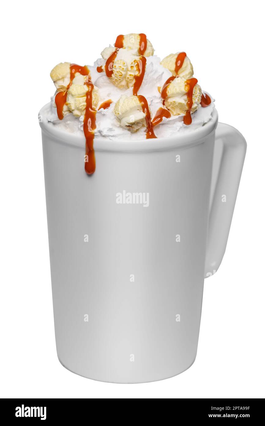Kaffee-Cocktail mit Schlagsahne, Popcorn und Karamell in hoher Keramiktasse isoliert auf weißem Hintergrund. Stockfoto