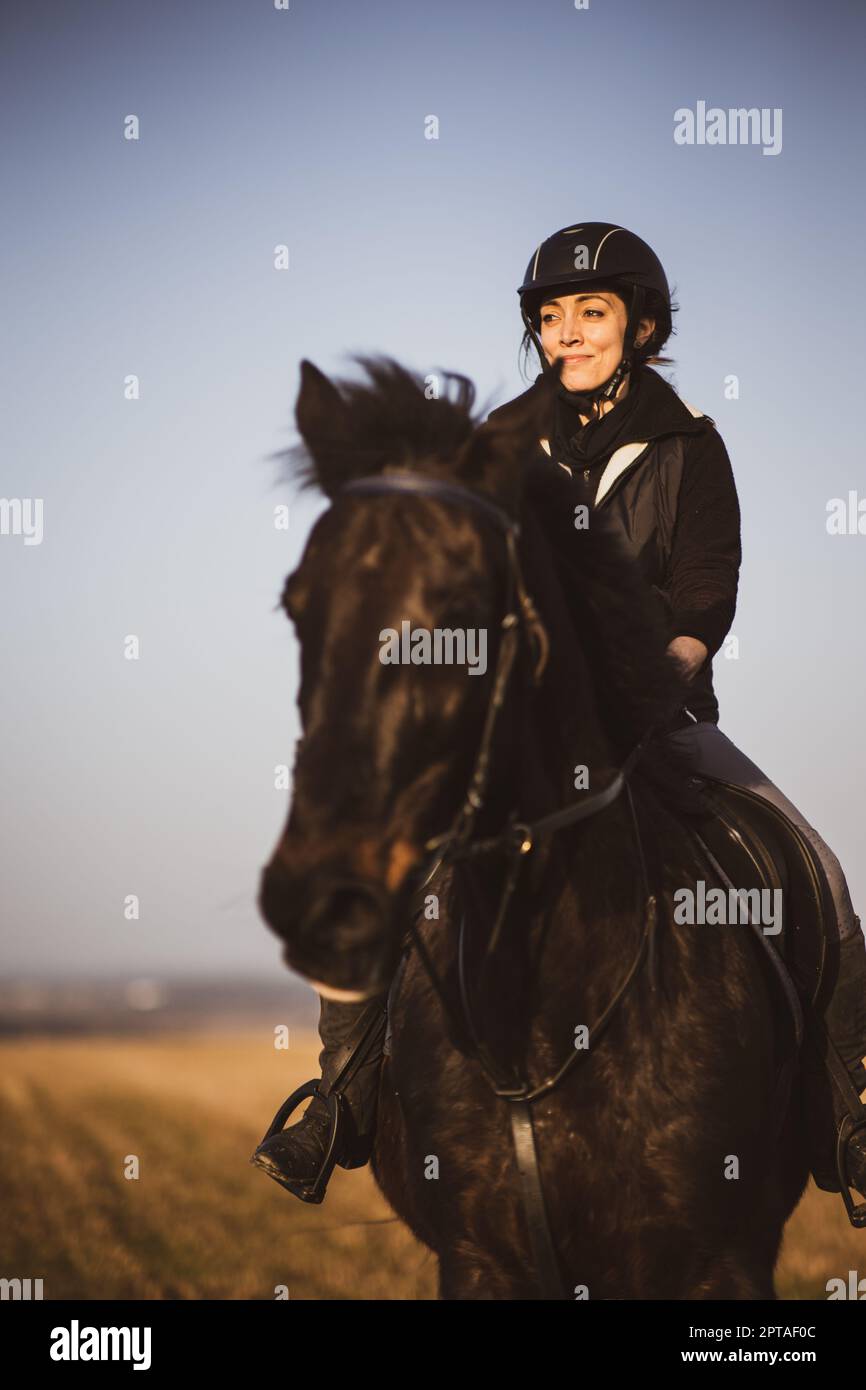 Weibliche Reiterin Reiten im Freien auf ihrem schönen Pferd Stockfoto