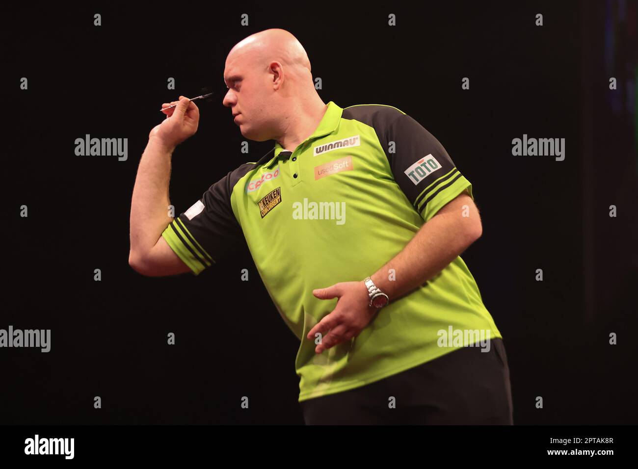 First Direct Arena Leeds, West Yorkshire, Großbritannien. 27. April 2023. Michael van Gerwen während seines Spiels gegen Peter Wright während der Cazoo Premier League Darts Night 13 2023 in der ersten Direct Arena in Leeds. Kredit: Touchlinepics/Alamy Live News Stockfoto