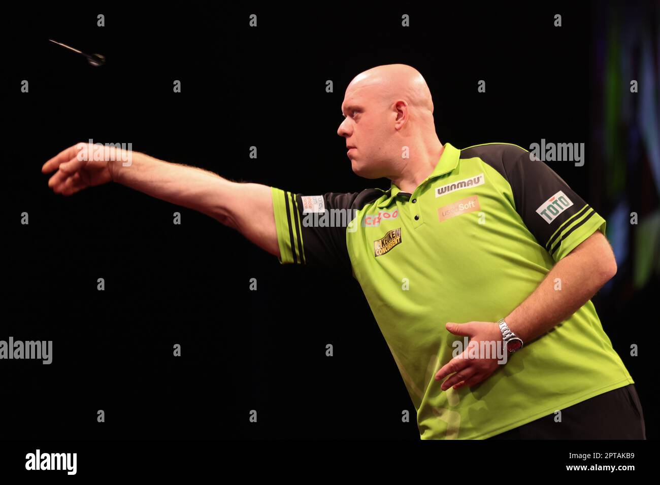 First Direct Arena Leeds, West Yorkshire, Großbritannien. 27. April 2023. Michael van Gerwen während seines Spiels gegen Peter Wright während der Cazoo Premier League Darts Night 13 2023 in der ersten Direct Arena in Leeds. Kredit: Touchlinepics/Alamy Live News Stockfoto