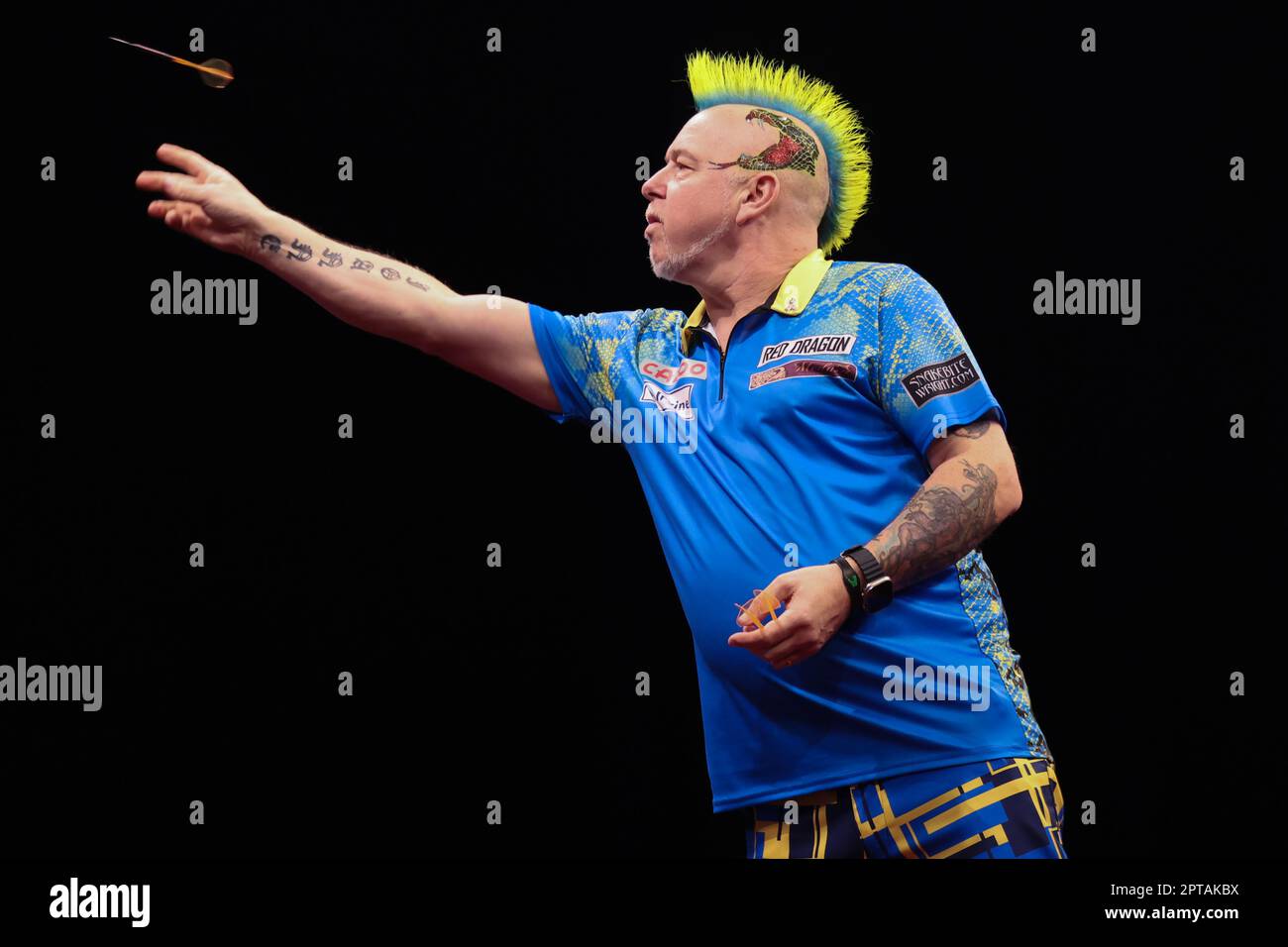 First Direct Arena Leeds, West Yorkshire, Großbritannien. 27. April 2023. Peter Wright während seines Spiels gegen Michael van Gerwen während der Cazoo Premier League Darts Night 13 2023 in der ersten Direct Arena in Leeds. Kredit: Touchlinepics/Alamy Live News Stockfoto