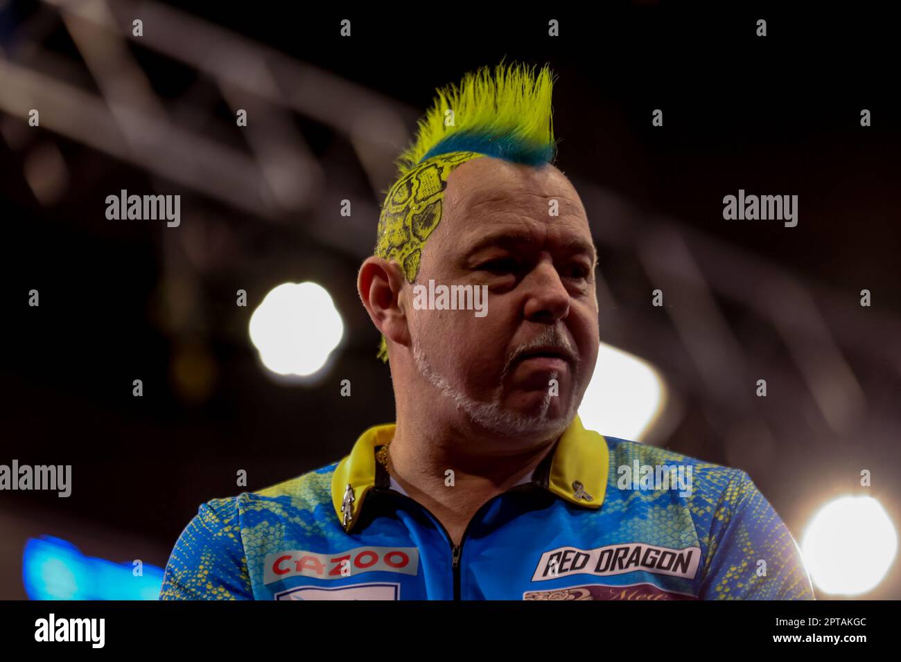 First Direct Arena Leeds, West Yorkshire, Großbritannien. 27. April 2023. Peter Wright während seines Spiels gegen Michael van Gerwen während der Cazoo Premier League Darts Night 13 2023 in der ersten Direct Arena in Leeds. Kredit: Touchlinepics/Alamy Live News Stockfoto