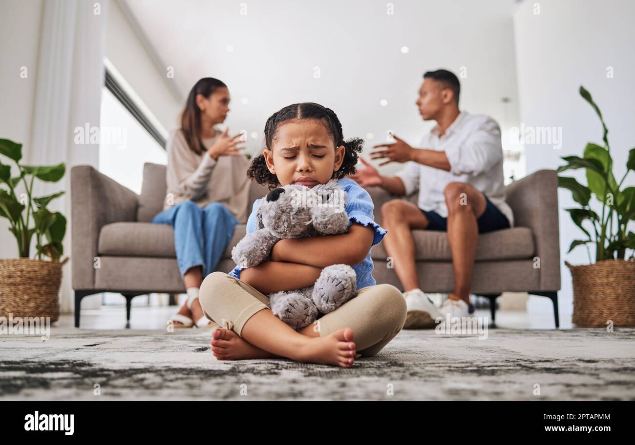 Eltern, kämpfende und traurige Mädchen im Wohnzimmer mit Teddybär für