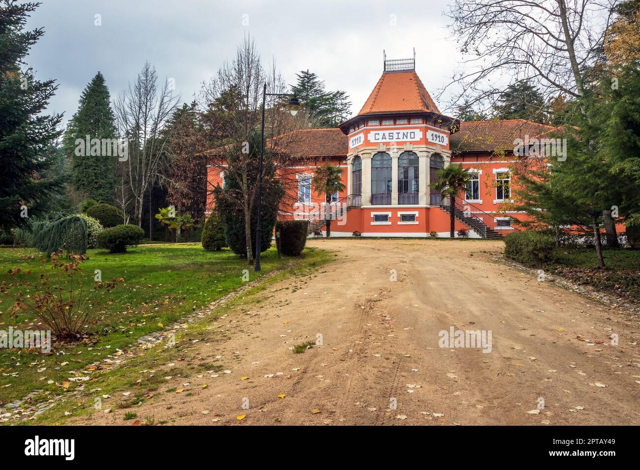 Pedras Salgadas, Portugal - 10. Dezember 2022: Pfad und Gärten im Spa-Park Pedras Salgadas und im Hintergrund die Hauptfassade des Spa Stockfoto