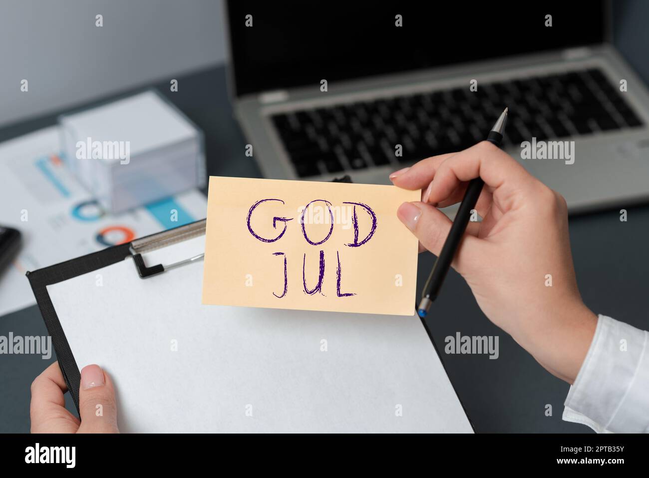 Schreiben mit Text God Jul, Word for Merry Christmas Grußwort für Neujahr frohe Feiertage Stockfoto