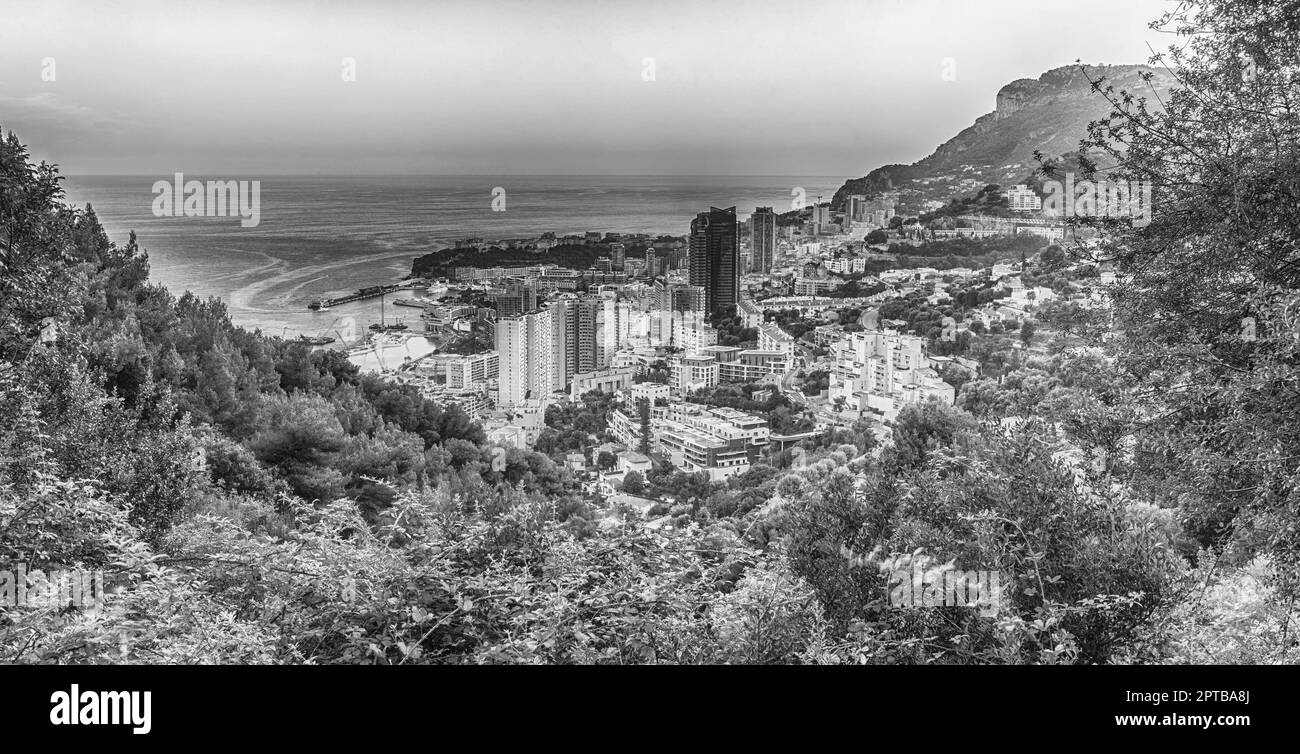 Panoramablick auf Monaco bei Sonnenuntergang von der Grande Corniche Straße, ikonisches Wahrzeichen in Cote d'Azur, Französische Riviera Stockfoto