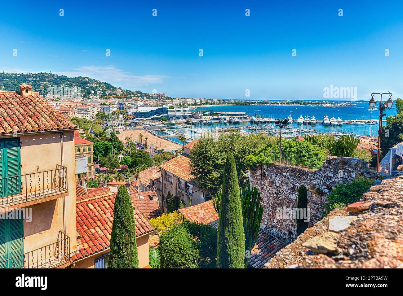 Luftaufnahme über den Vieux Port (Alter Hafen) und das Stadtzentrum von Cannes, Cote d'Azur, Frankreich Stockfoto