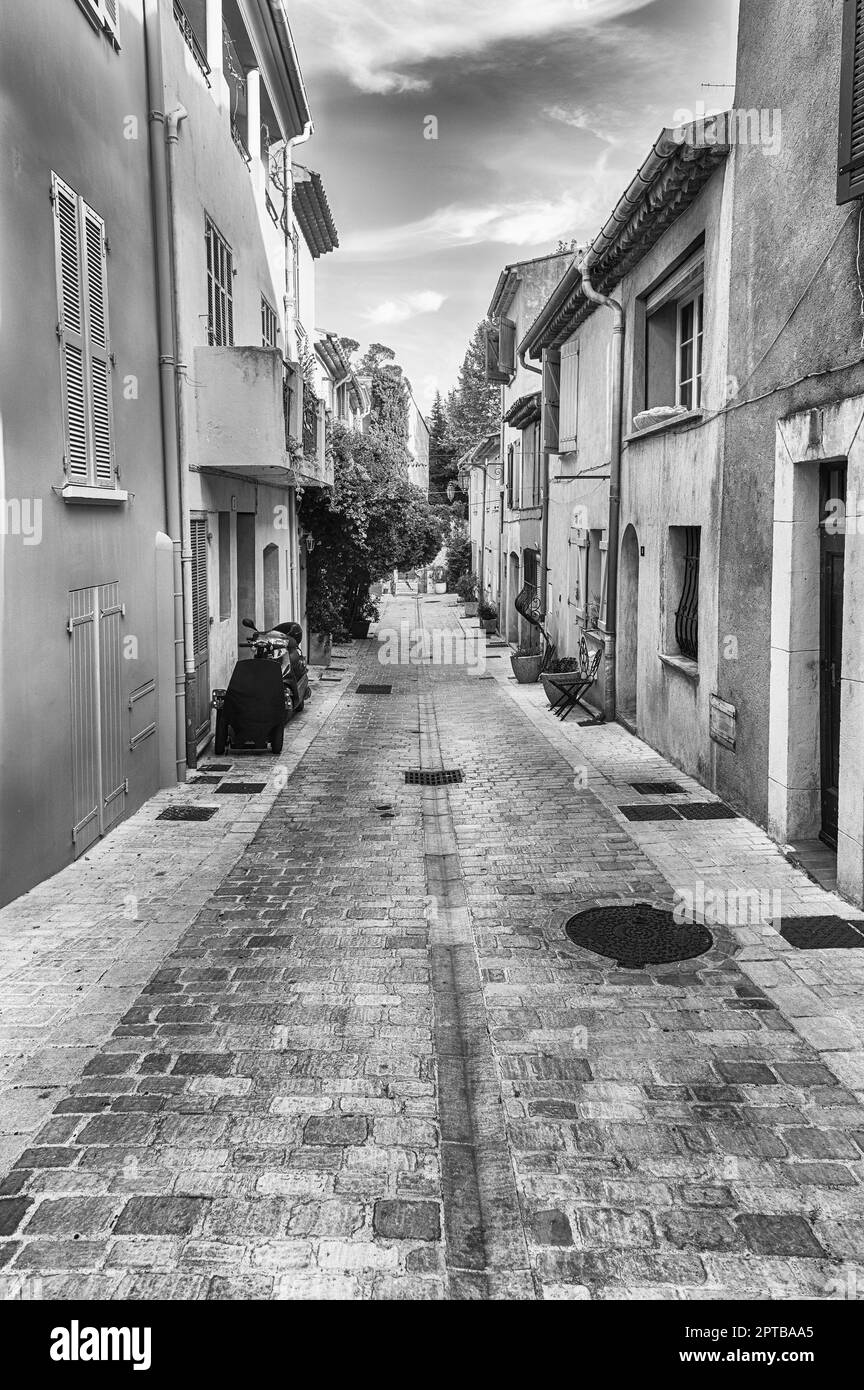 Wandern in den malerischen Straßen von Saint-Tropez, Cote d'Azur, Frankreich. Die Stadt ist weltweit berühmt für den europäischen und amerikanischen Jet Set und Stockfoto