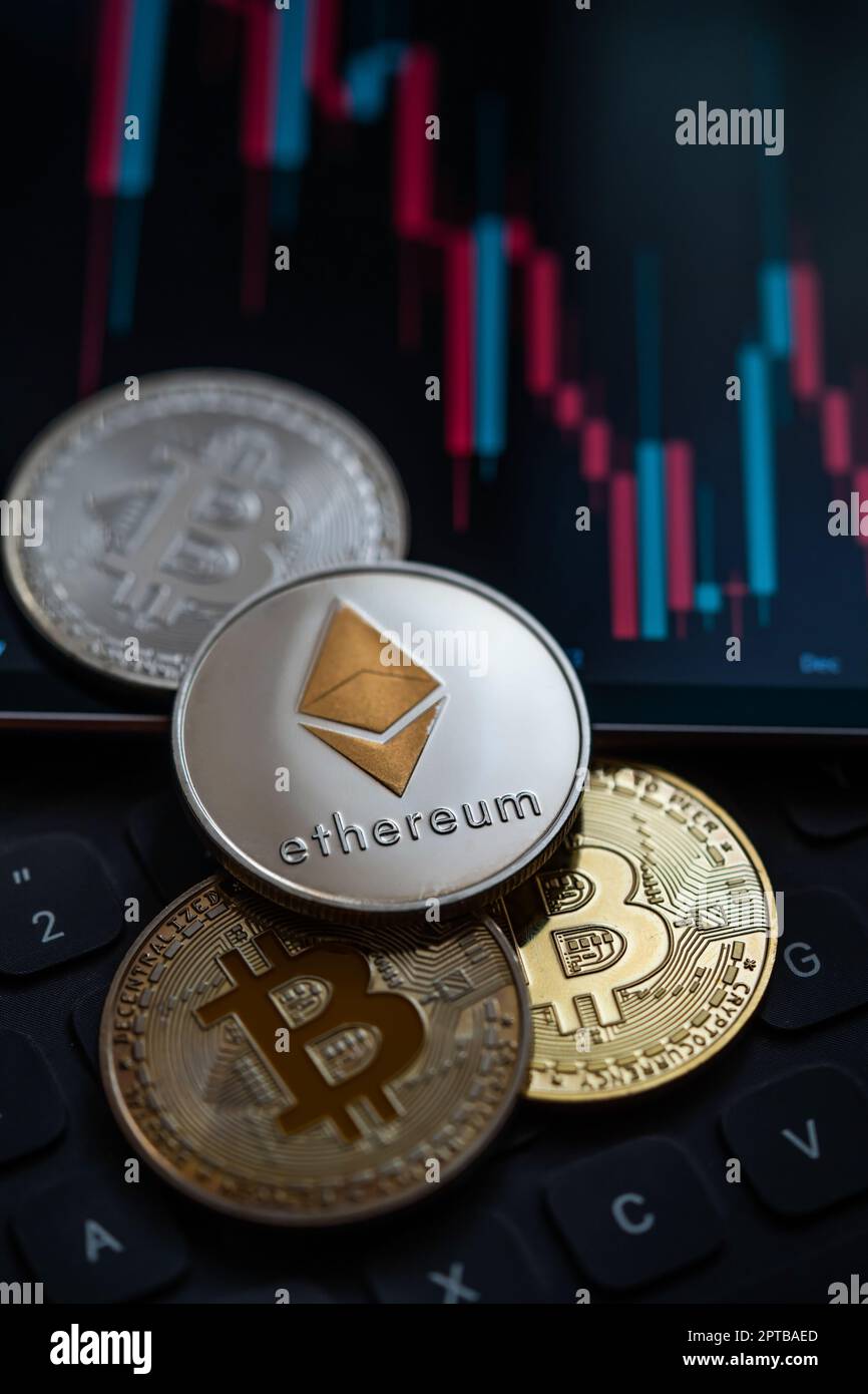 Coin Bitcoin, Ethereum, Litecoin, Shiba und Ripple auf Hintergrund  Kryptowährung Trading Chart auf dem Computerbildschirm. Digitales Geld,  Bankwesen, Investitionen Stockfotografie - Alamy