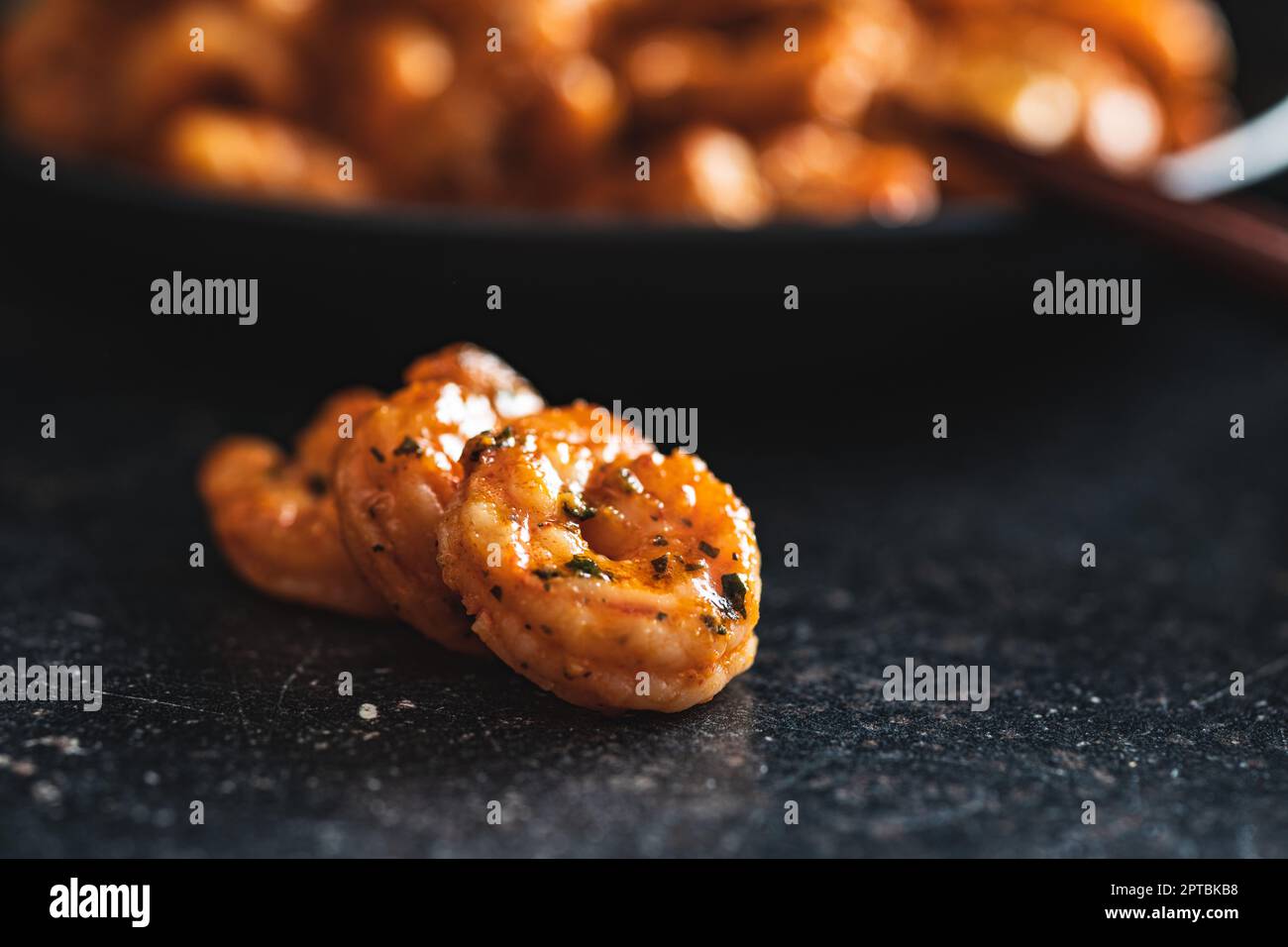 Gegrillte Tigergarnelen auf dem schwarzen Tisch. Stockfoto