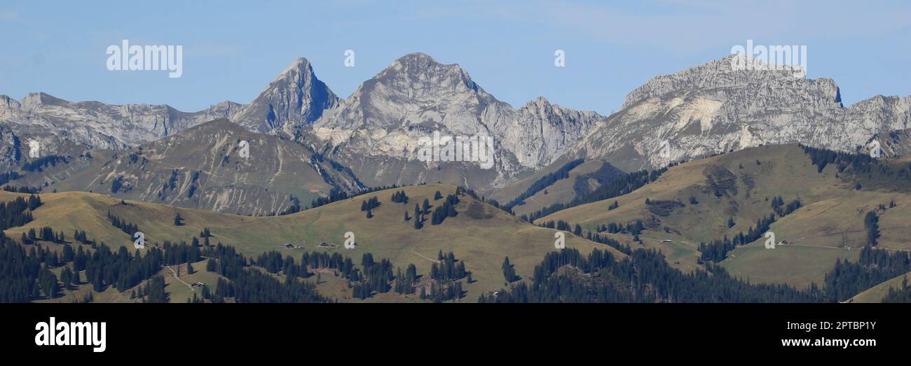 Dent De Ruth und andere Berge vom Rinderberg, Zweisimmen aus gesehen. Stockfoto