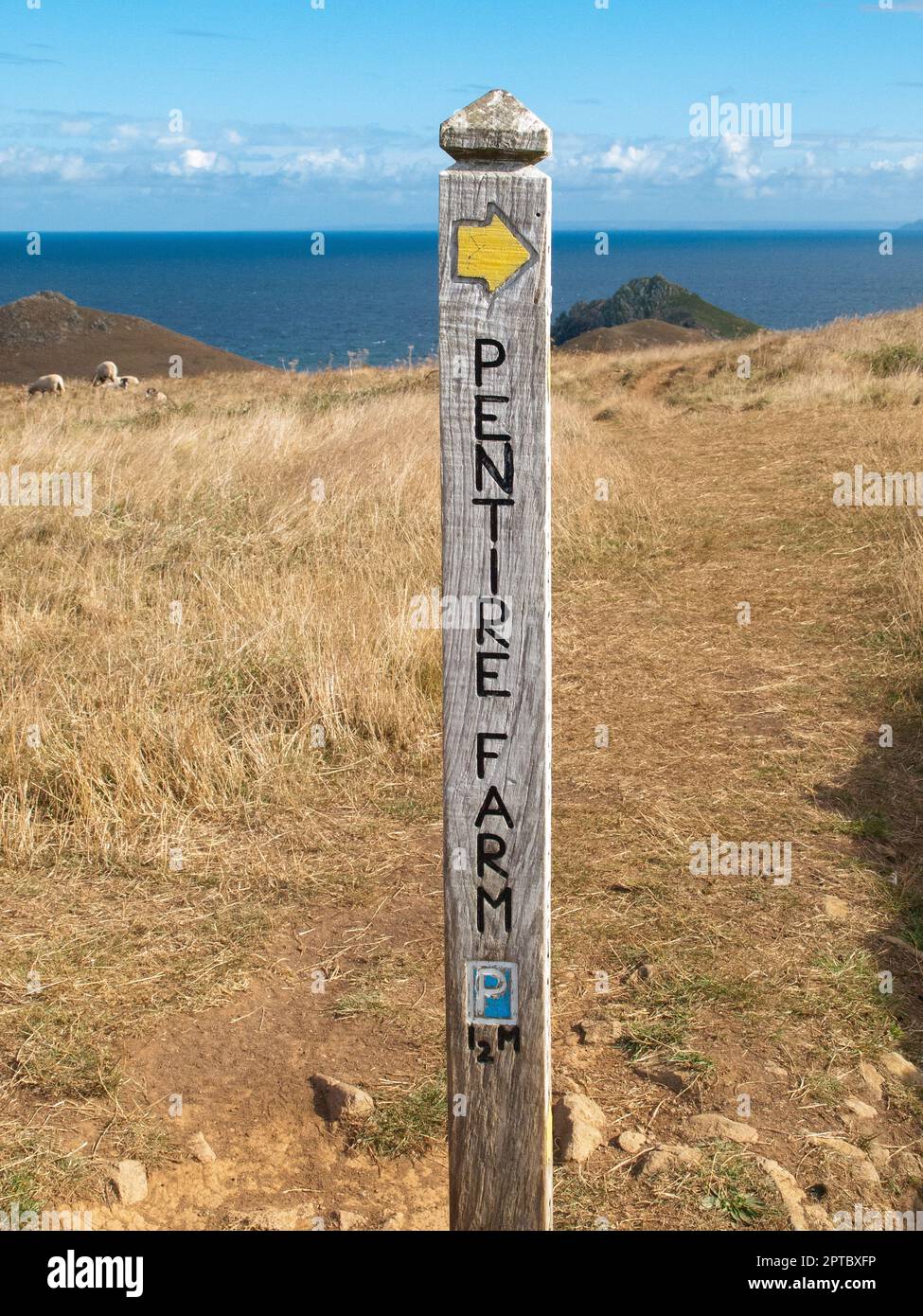 Ein einziger Wegweiser zeigt die Pentire Farm auf dem cornish SW Coast Path zwischen Port Isaac und Polzeath. Stockfoto