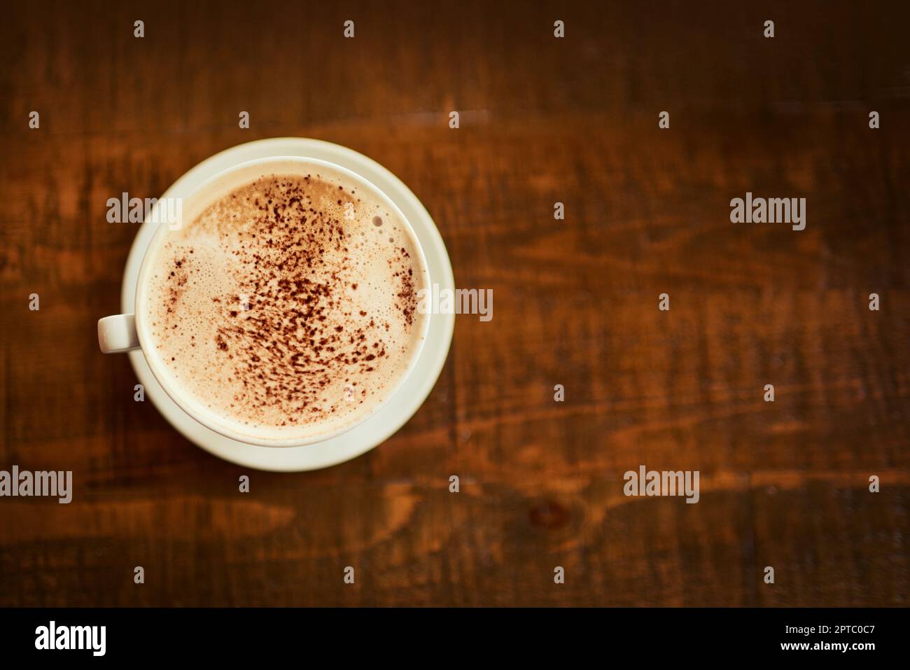 Sehr gebraucht und sehr begehrt. Aufnahme einer frisch gebrühten Tasse Kaffee aus einem ganz eigenen Blickwinkel auf einem Tisch in einem Restaurant Stockfoto