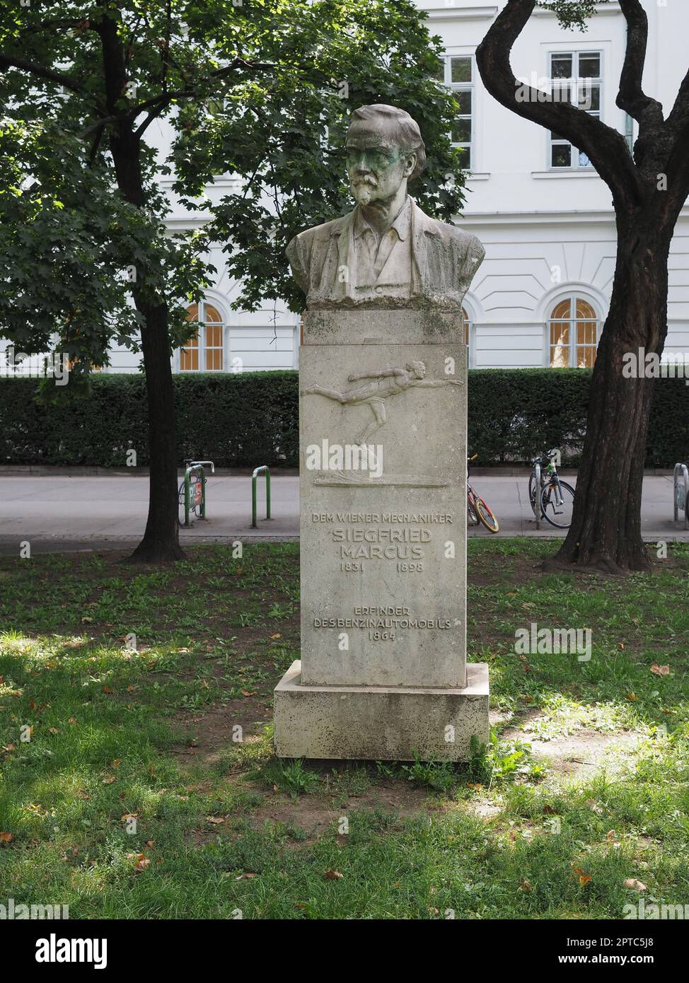 WIEN, ÖSTERREICH - UM SEPTEMBER 2022: Denkmal für Siegfried Marcus Erfinder des Benzinautos des Bildhauers Franz Seifert um 1932 Stockfoto