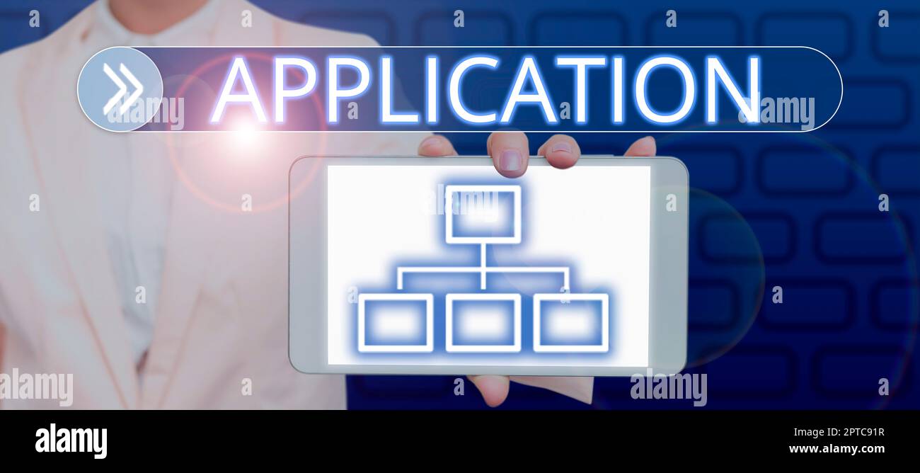 Handgeschriebenes Schild Anwendung, Konzept bedeutet Auftrag für etwas formelles und normalerweise geschriebenes Formular Frau zeigt Tablet mit Flussdiagramm Stockfoto