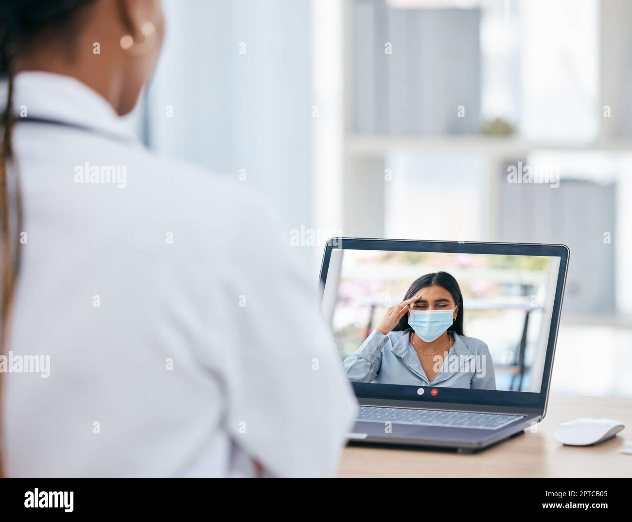 Covid, Videoanruf und Fernarbeit mit einer Patientin auf einem Laptop-Bildschirm, die sich online mit ihrem Arzt trifft. Gesundheitswesen, Medizin und Corona mit einem Weibchen Stockfoto