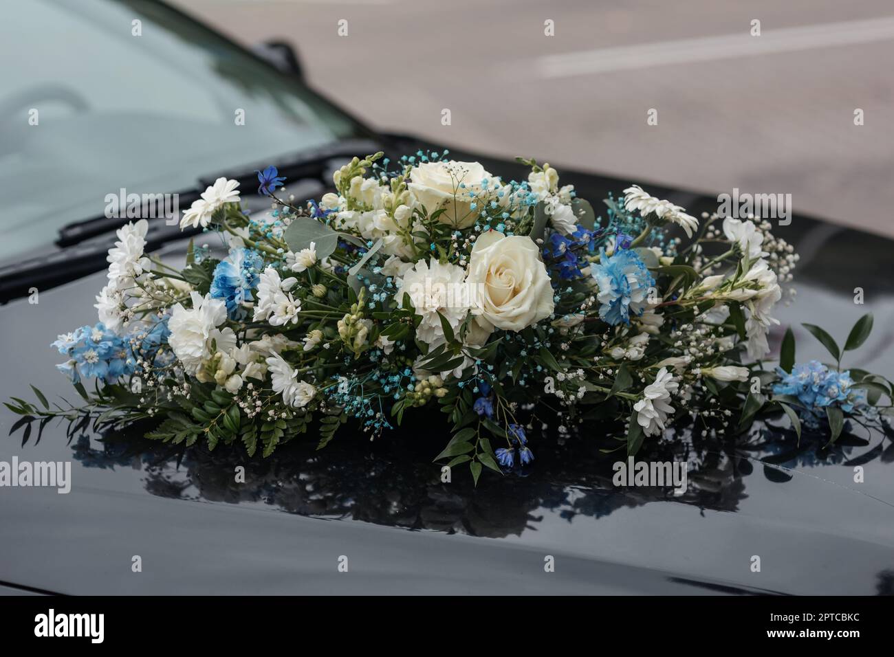 Oldtimer Hochzeitsfloraldekoration. Hochzeitsdekoration auf dem Auto, Designer-Bouquet. Stockfoto