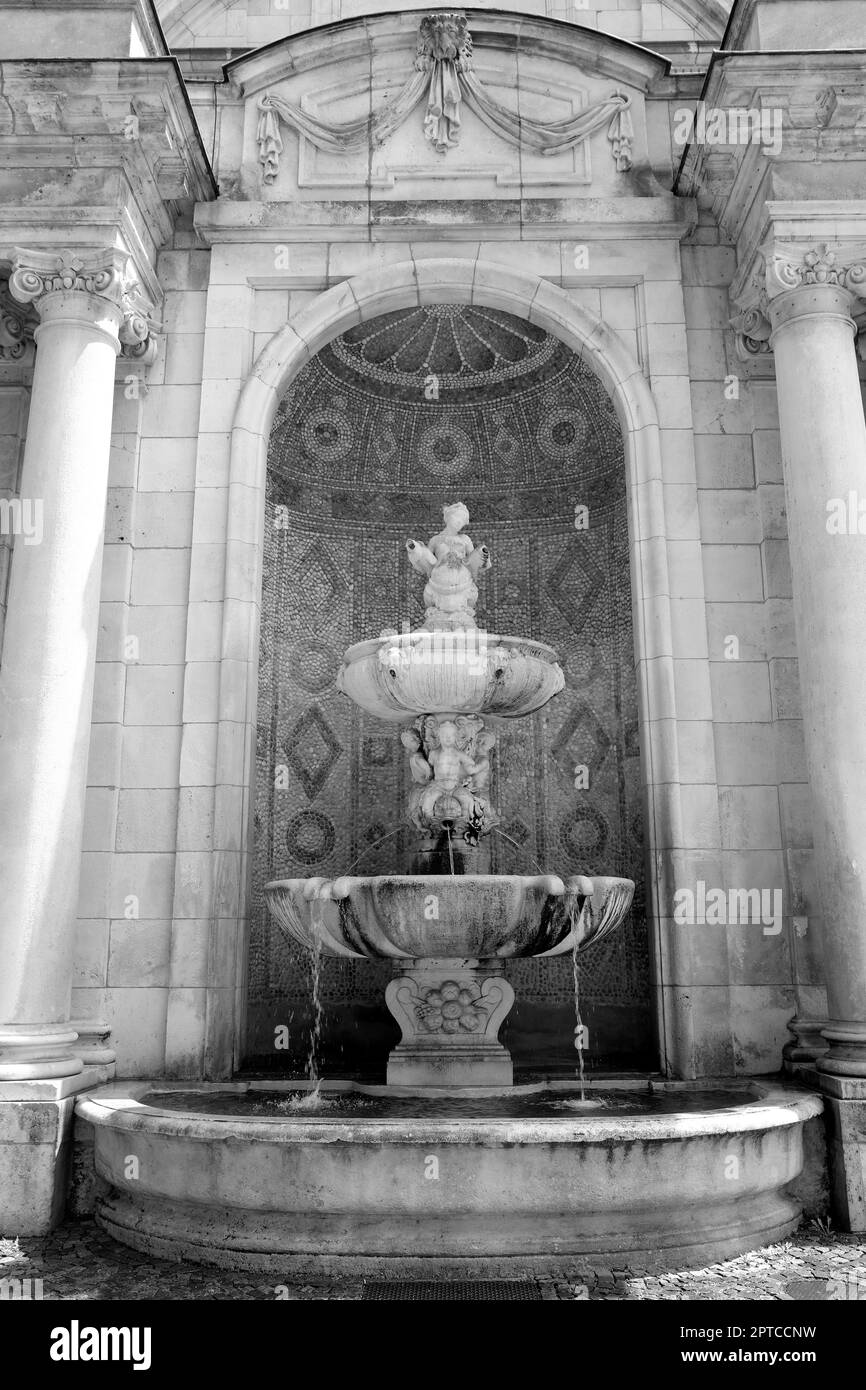 Der Nischenbrunnen aus Muschelkalkstein im Bayerischen Nationalmuseum an der Ecke Prinzregentenstraße und Lerchenfeldstraße in München-Lehel Stockfoto