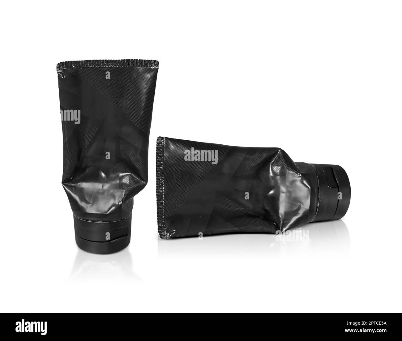 Schwarzer gepresster Kunststoffschlauch. Kosmetikverpackungen auf weißem Hintergrund Stockfoto