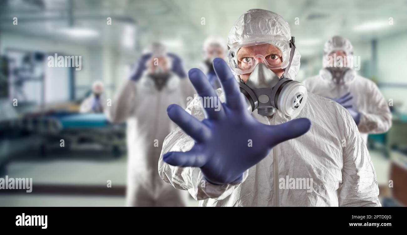 Team von weiblichen und männlichen Ärzten oder Krankenschwestern, die persönliche Schutzausrüstung tragen, in der Notaufnahme des Krankenhauses. Stockfoto