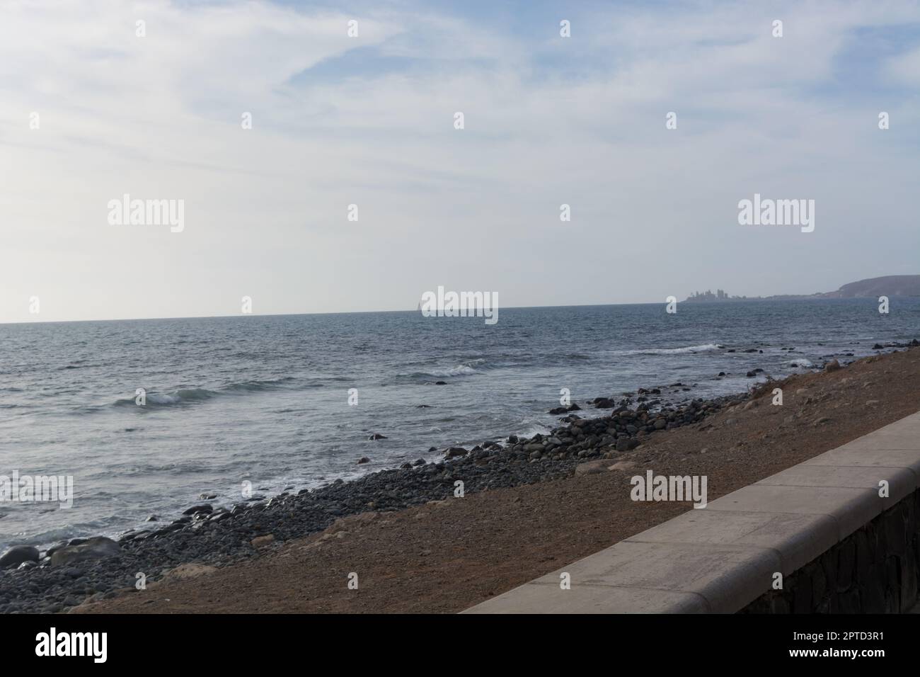 Küstenstraße GC 200 auf Gran Canaria Spanien. Diese Straße schlängelt sich entlang der wunderschönen Westküste von Gran Canaria und bietet einen atemberaubenden Blick auf das Roarin Stockfoto