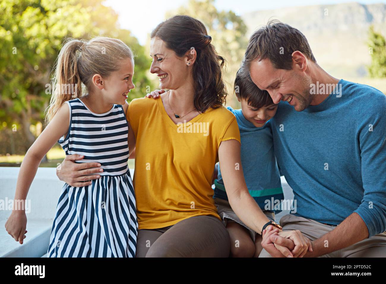 Die Zeit mit der Familie ist die wichtigste Zeit. Eine vierköpfige Familie, die Zeit zusammen in ihrem Garten verbringt. Stockfoto