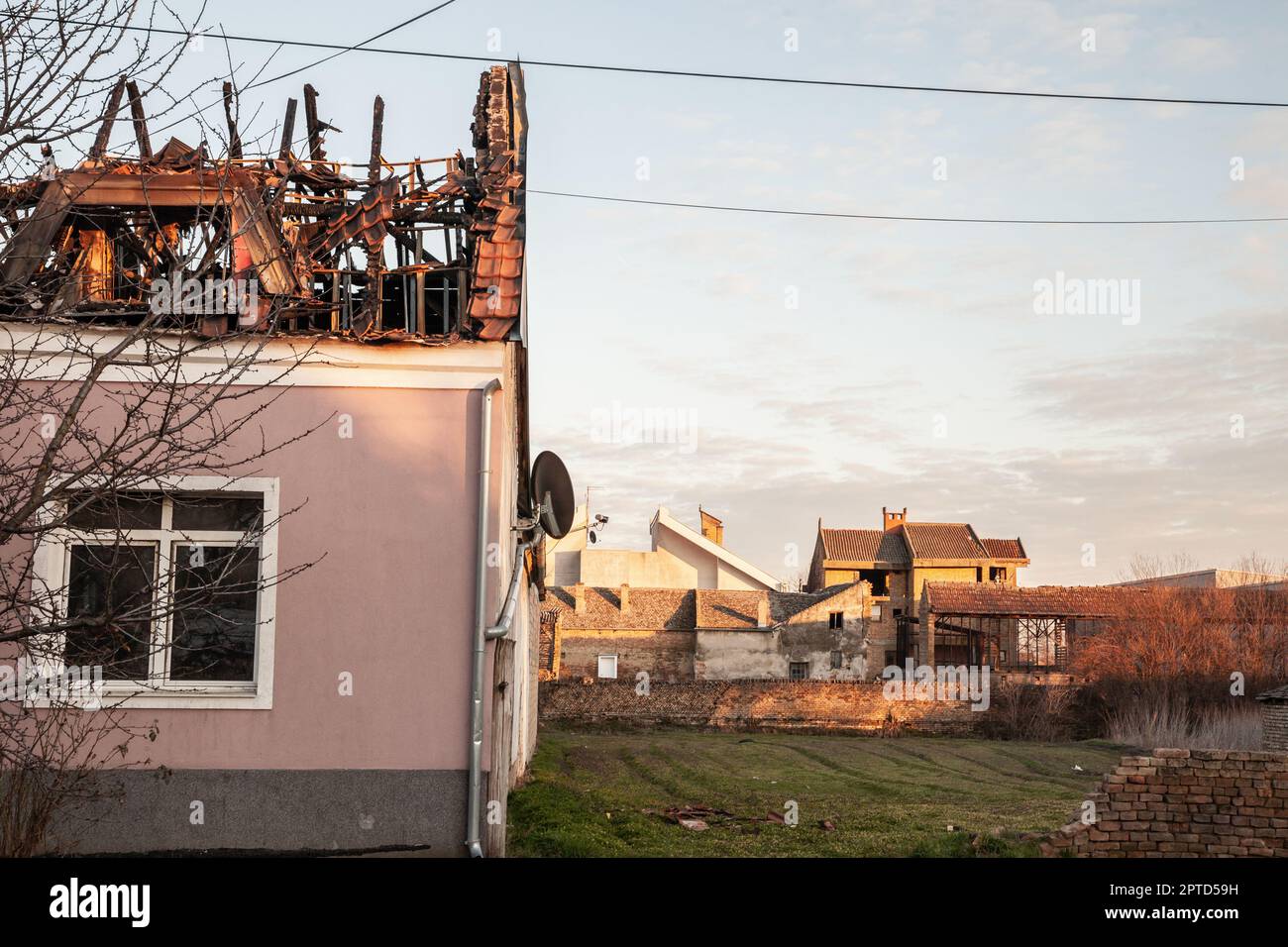 Bild eines kürzlich durch einen Brand in einem Bauernhaus im ländlichen serbien in Banatsko novo selo beschädigten und zerstörten Dachs. Stockfoto