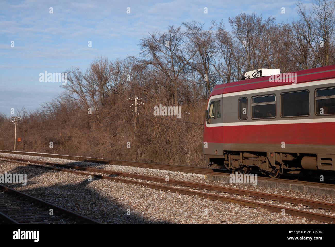 Bild eines Zuges, der die Stadt Banatsko novo selo, Serbien, durchquert und von den nationalen Personenbahnen Serbiens betrieben wird. Stockfoto