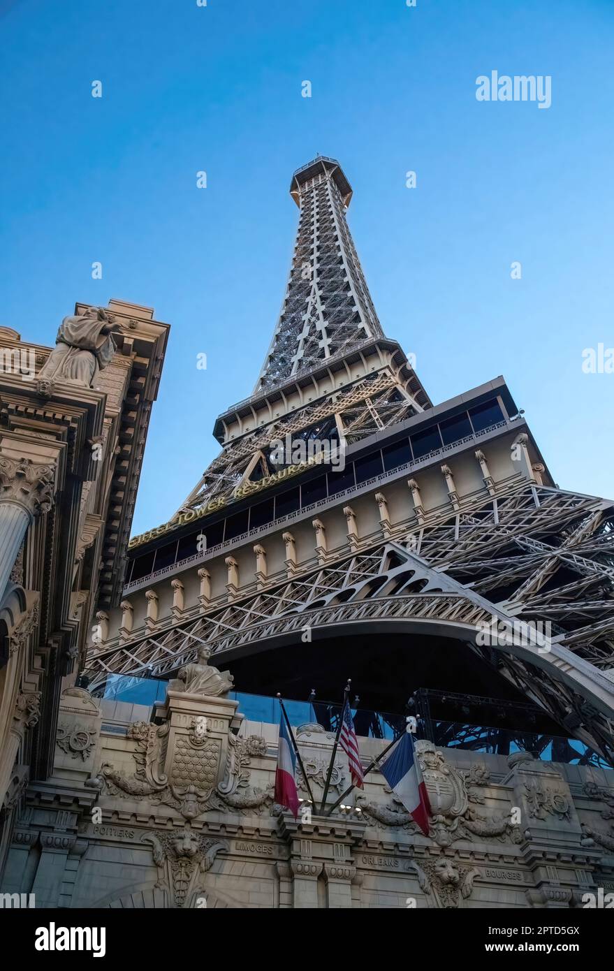 Eiffelturm am frühen Morgen mit amerikanischen und französischen Flaggen über dem Eingang zum Paris Las Vegas Hotel and Casino in Las Vegas, Nevada, USA. Stockfoto