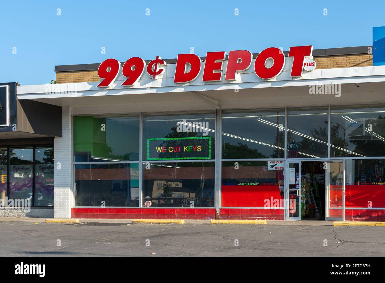 Niagara Falls, ON, Kanada - 29. Juni 2022: Ein 99-Cent-Depot-Geschäft in Niagara Falls, ON, Kanada. Stockfoto