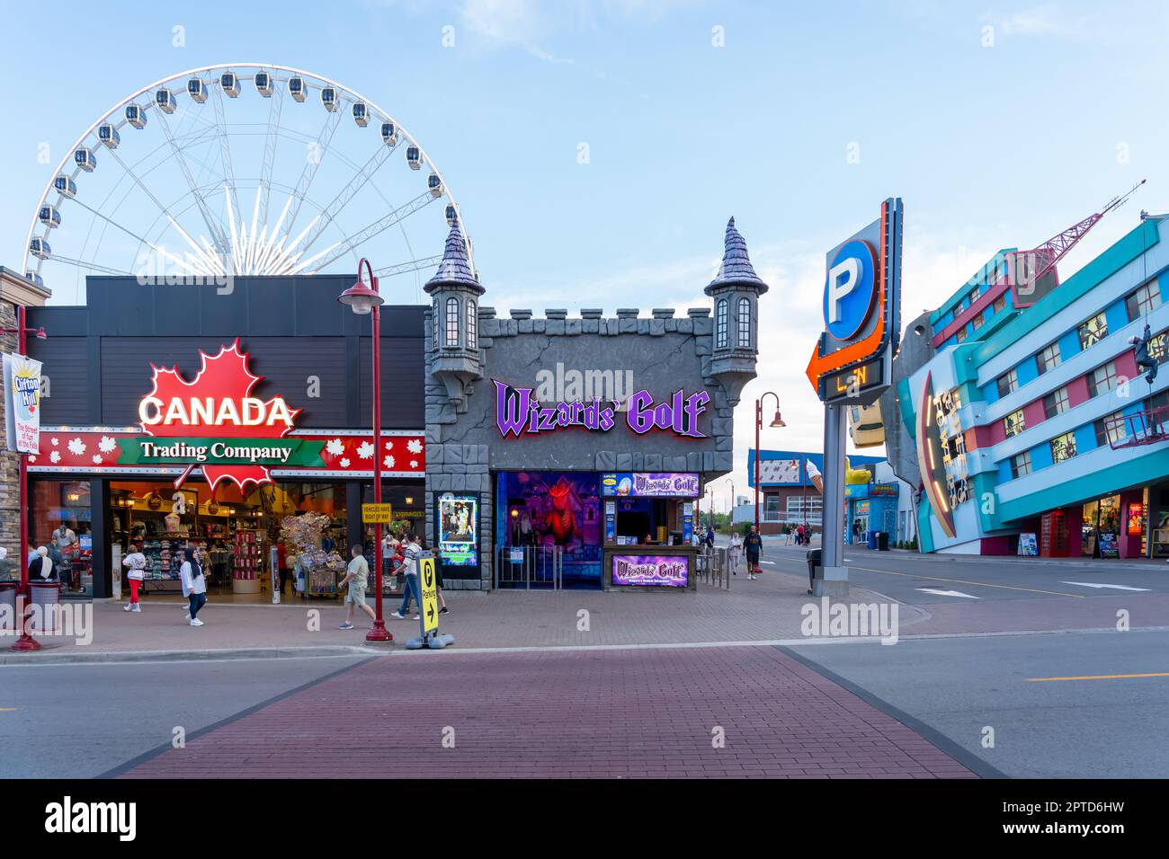 Niagara Falls, Ontario, Kanada - 29. Juni 2022: Blick auf Clifton Hill, bekannt als ' Street of Fun', eine der touristischen Promenaden in den Niagara Falls. Stockfoto