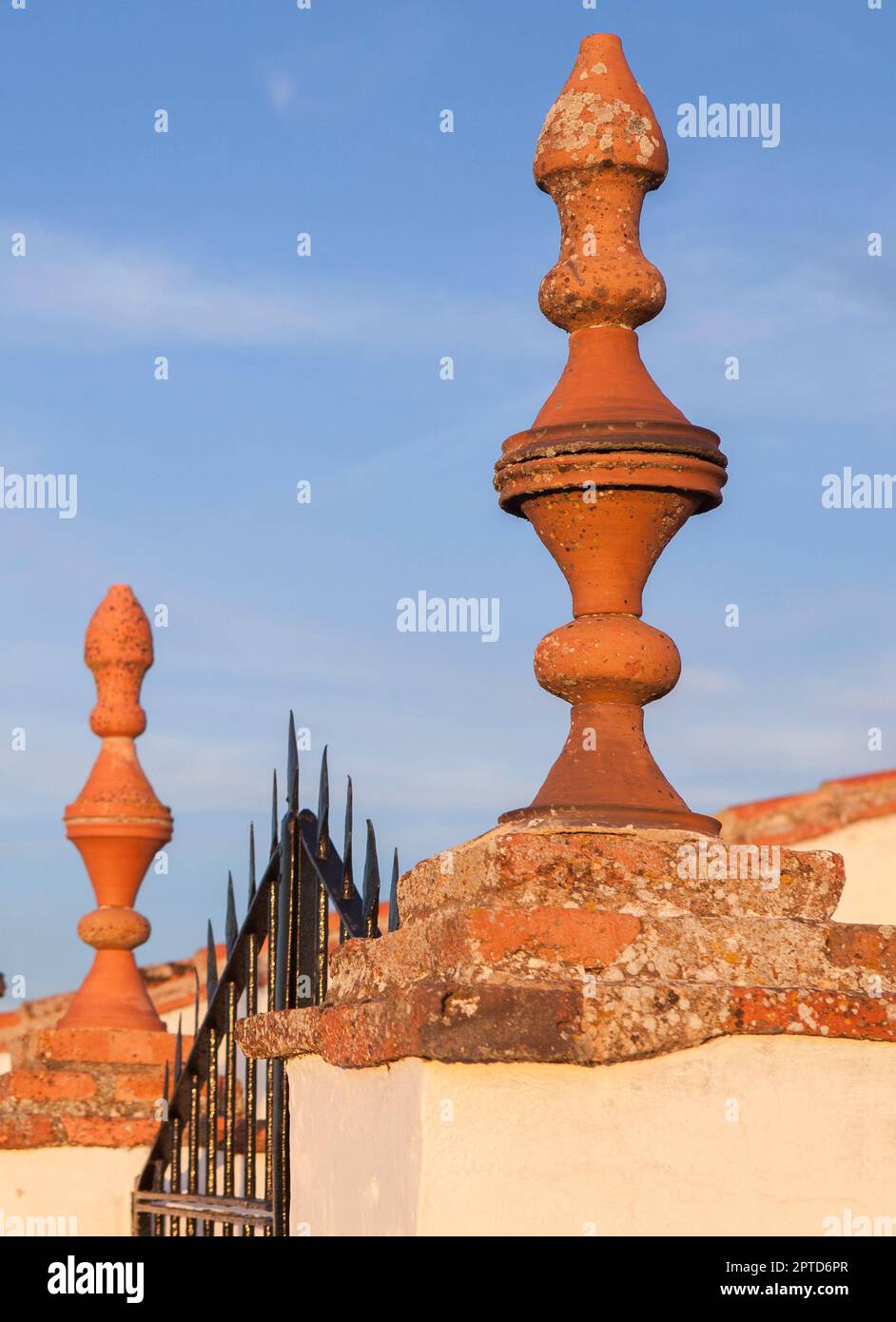 Heiligtum unserer Lady de las Nieves, Reina, Badajoz, Extremadura, Spanien. Clay Pinnacles Stockfoto