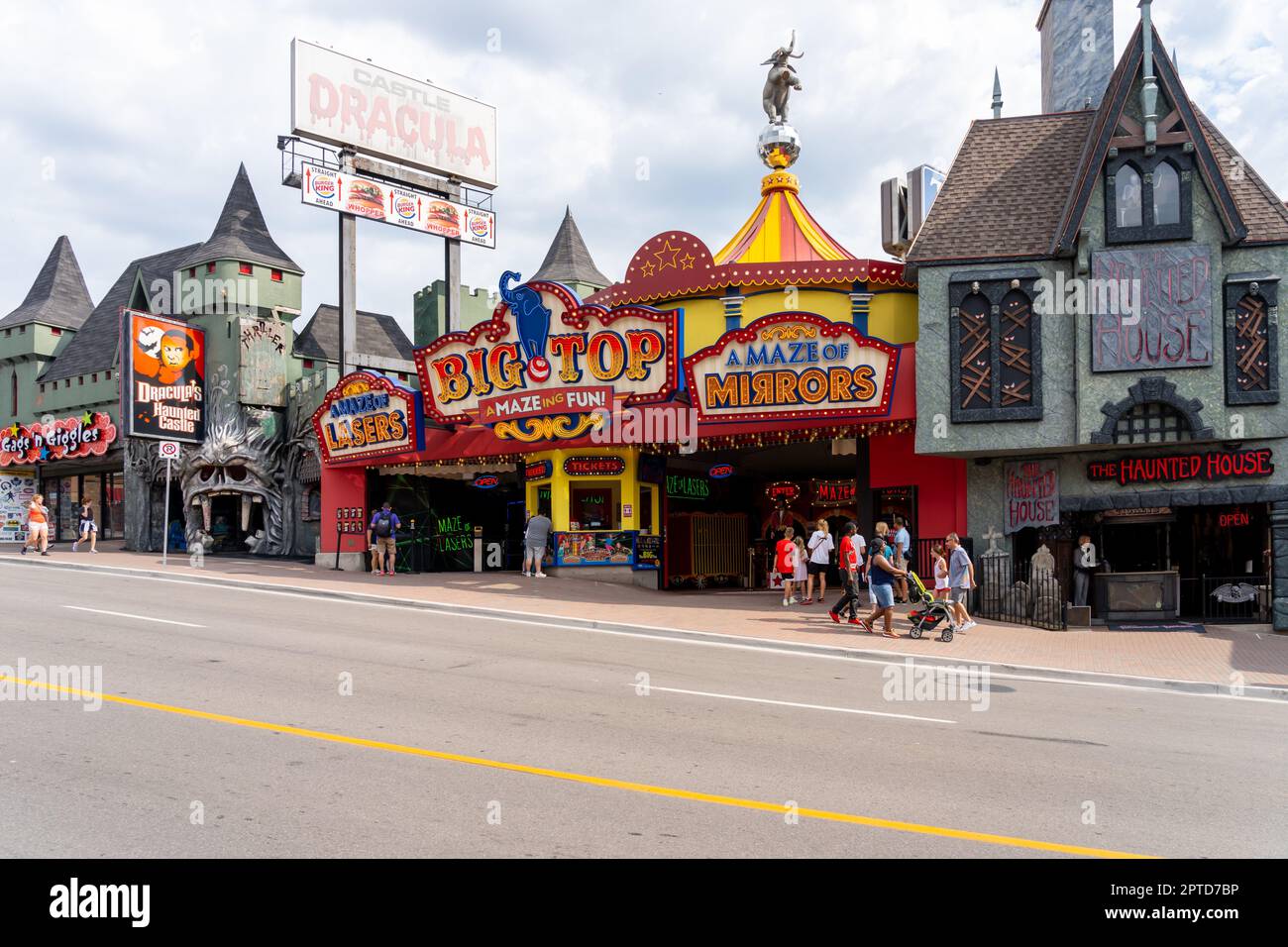 Niagara Falls, Ontario, Kanada - 1. Juli 2022: Blick auf Clifton Hill, bekannt als ' Street of Fun', eine der touristischen Promenaden in den Niagara Falls. Stockfoto