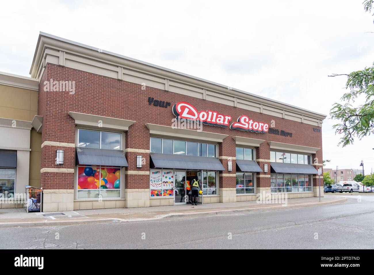 Richmond Hill, ON, Kanada - 28. Juli 2022: Ihr Dollar Store mit More Store in Richmond Hill, ON, Kanada. Stockfoto