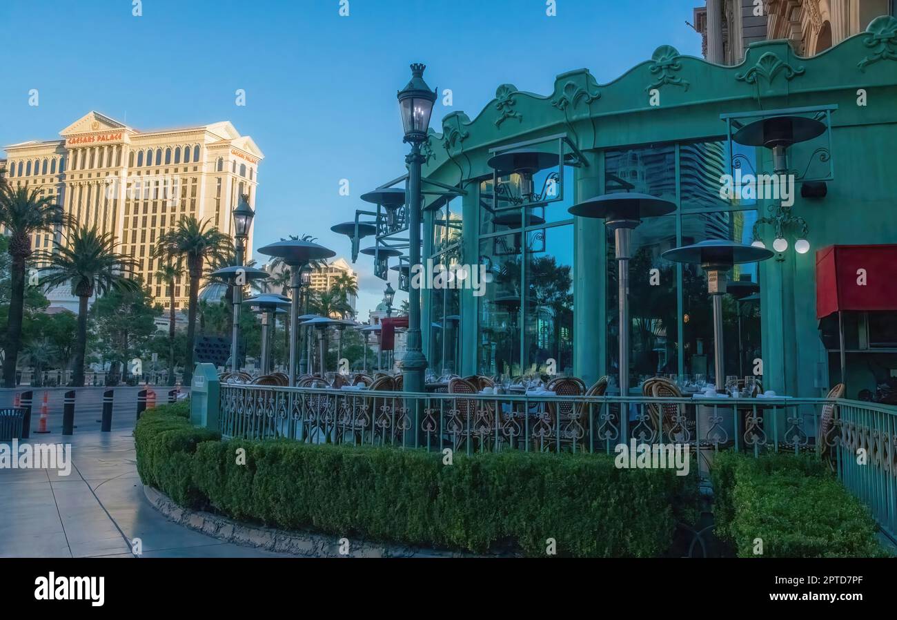 Sitzplätze im Freien im Restaurant Mon Ami Gabi im Paris Las Vegas Hotel and Casino mit Caesars Palace in der Ferne in Las Vegas, Nevada, USA. Stockfoto