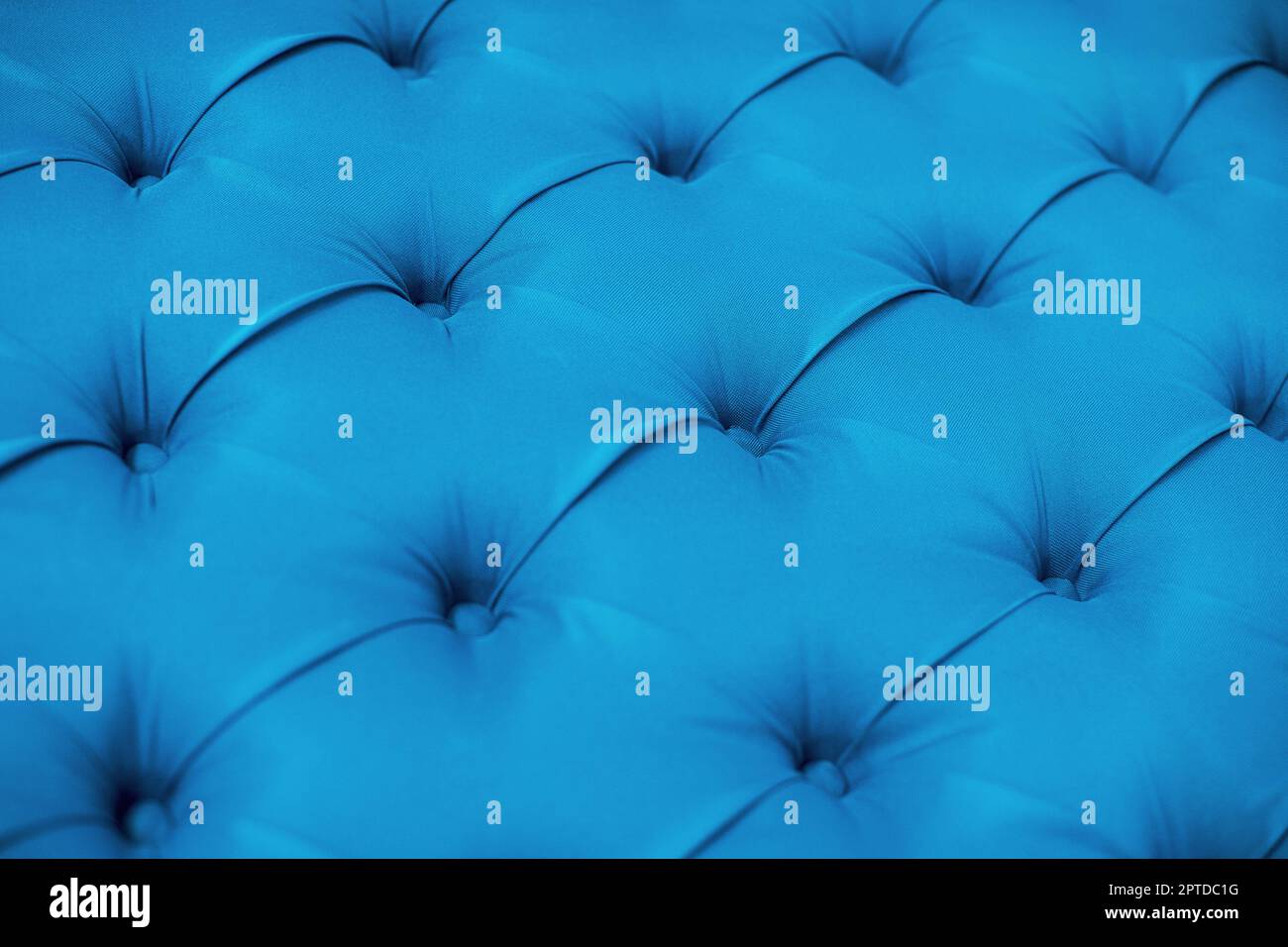 Blaue Polstermöbel aus Stoff. Steppsofa. Innendesign, Kopfteile aus Textilmöbeln. Klassisch kariert Stockfoto