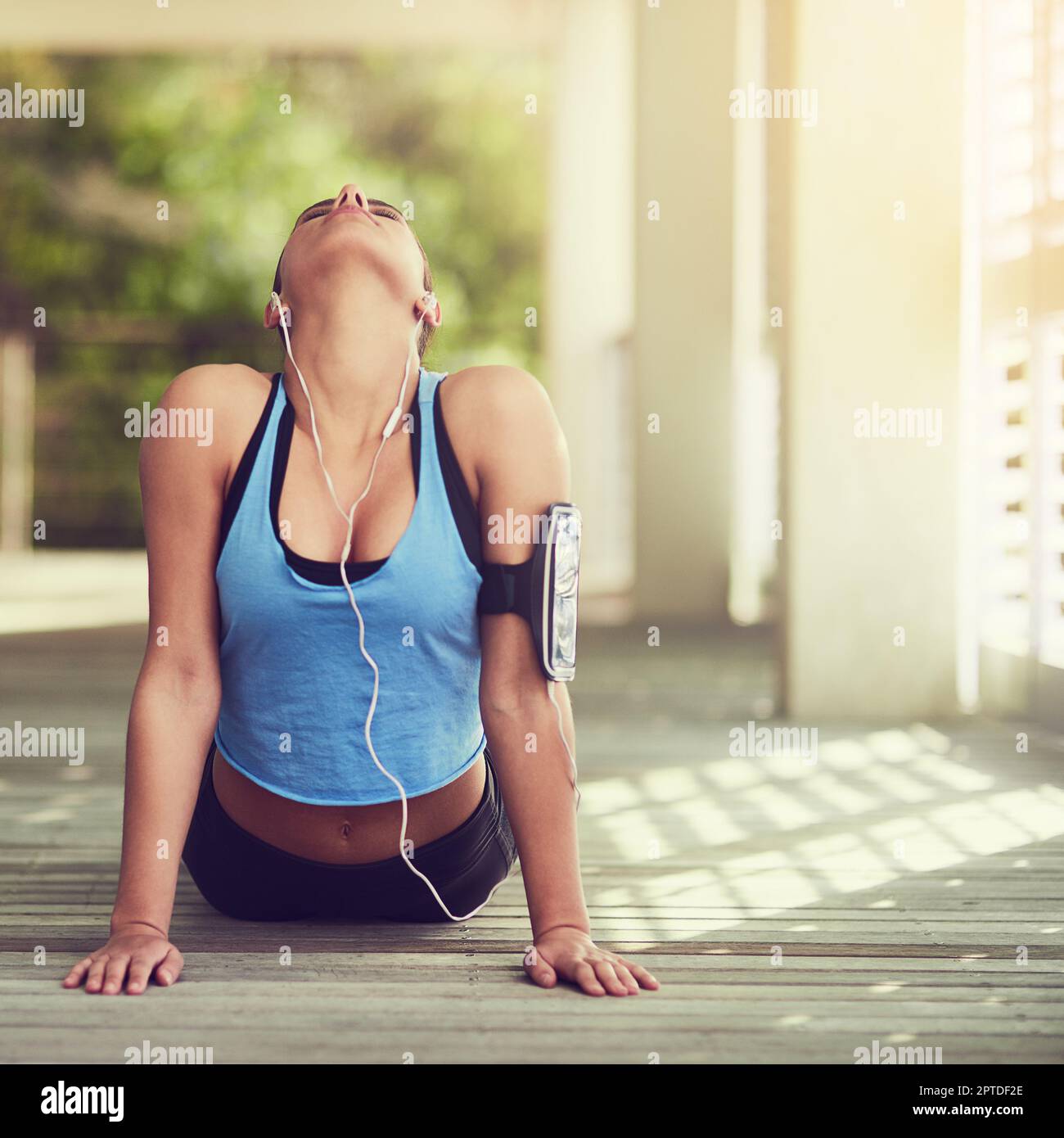 Nehmen Sie sich die Zeit, sich gut zu fühlen. Eine junge Frau, die Yoga praktiziert Stockfoto