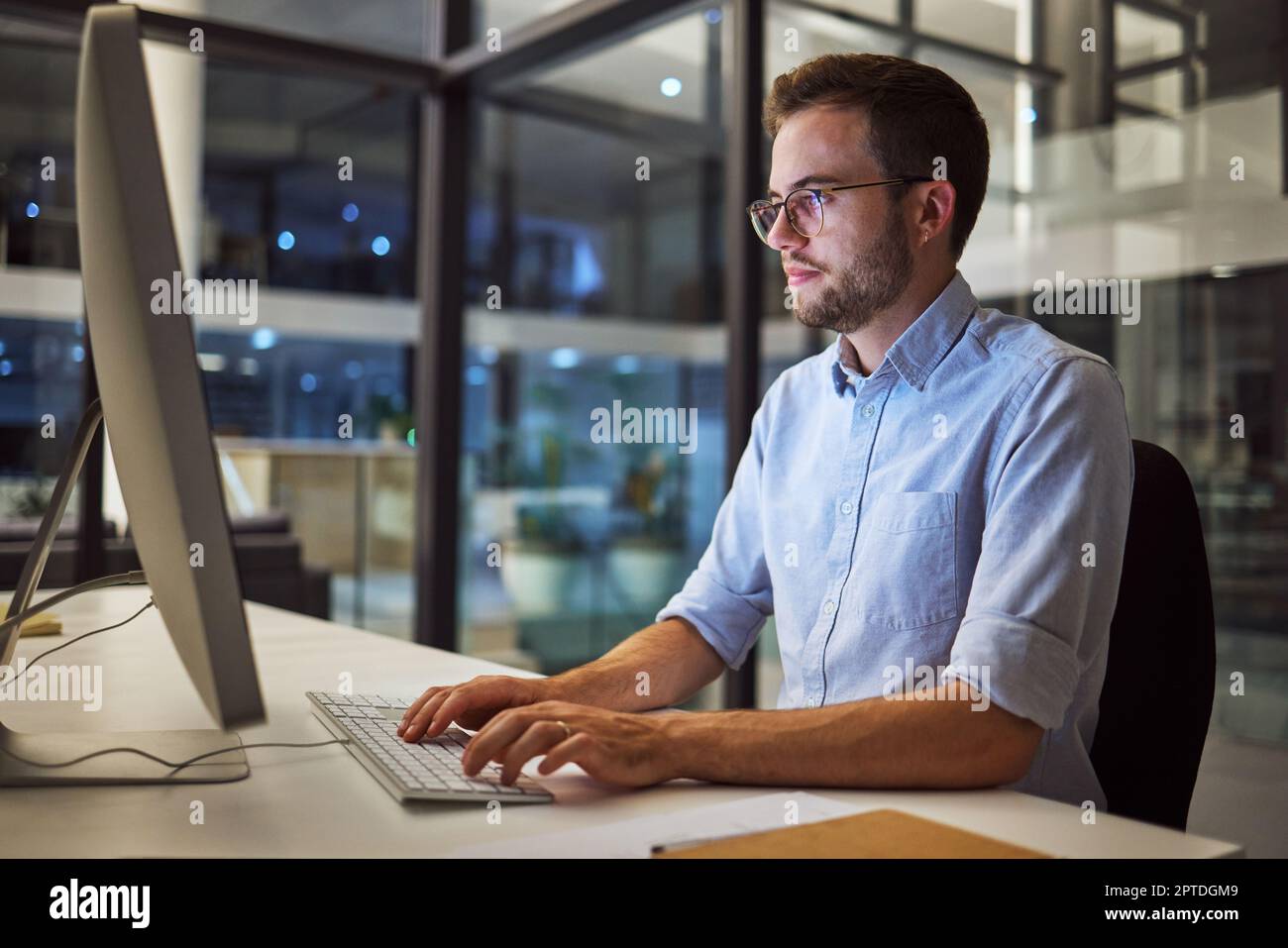 Geschäftsleute, Computer und Nachtarbeitsplätze für digitale Programmierer, Cybersicherheit und Software-Design. Ingenieur, Entwickler und Experte für Webdesign Stockfoto